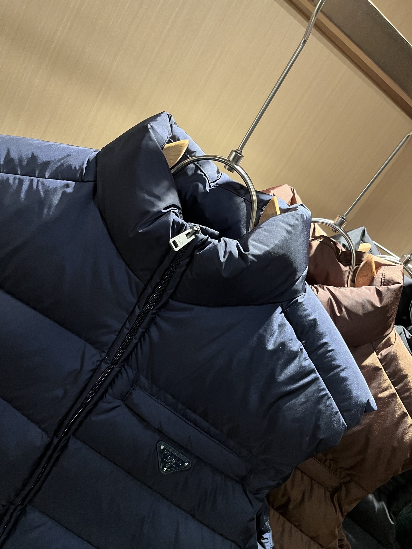 Prad*a 普*达2025秋冬男女同款👫羽绒服马甲外套，现货 Prad* 羽绒面料夹克 防水羽绒服保暖