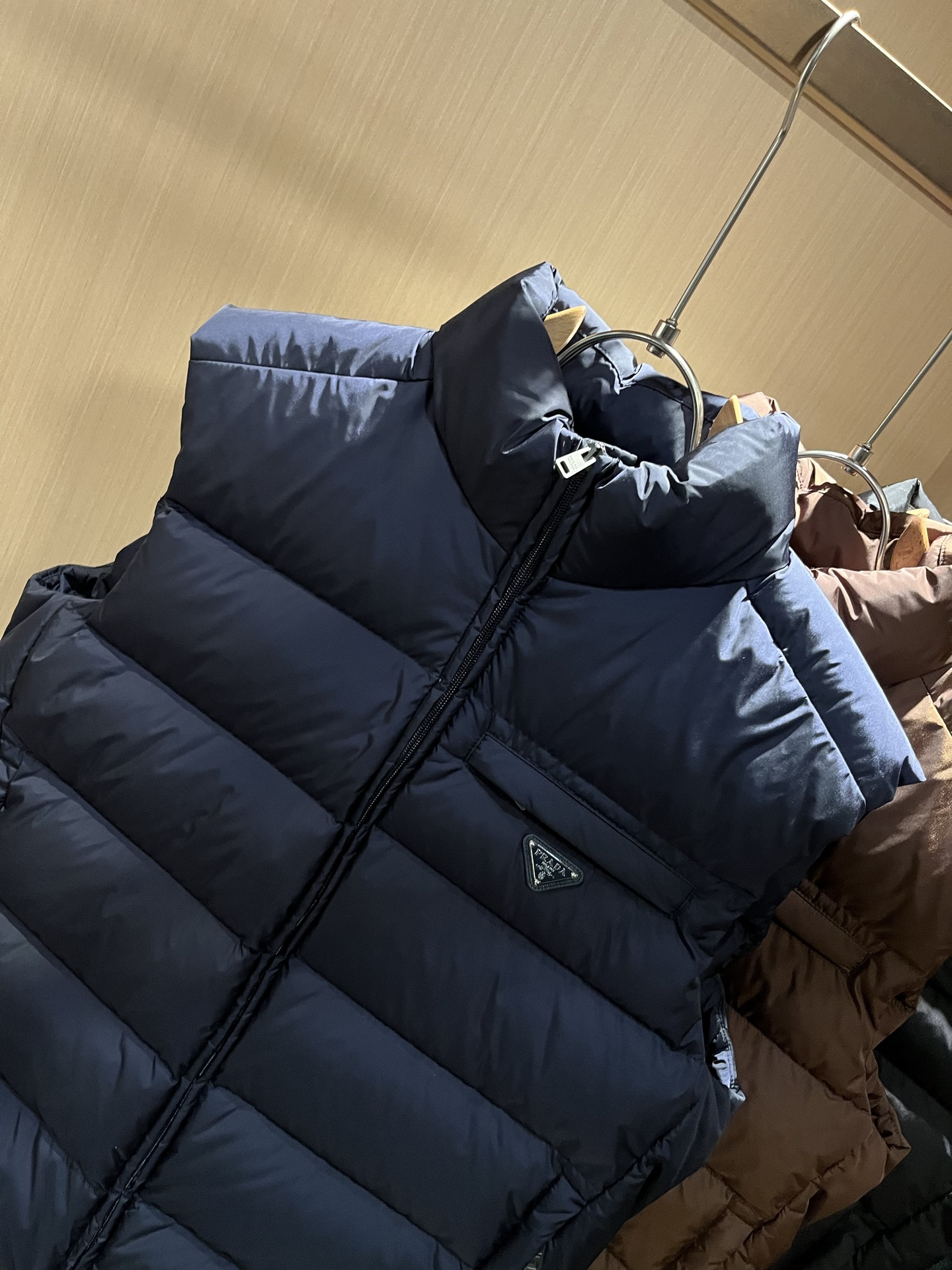 Prad*a 普*达2025秋冬男女同款👫羽绒服马甲外套，现货 Prad* 羽绒面料夹克 防水羽绒服保暖