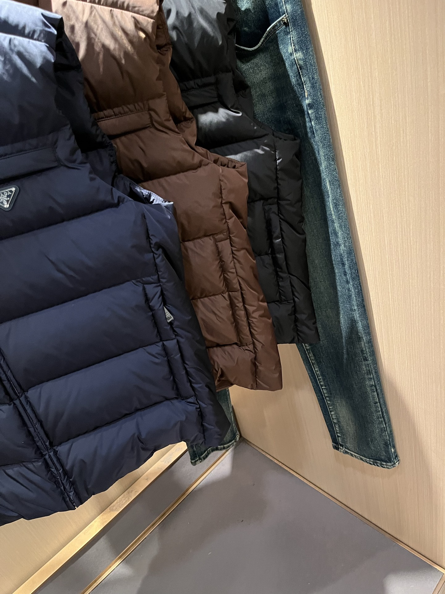 Prad*a 普*达2025秋冬男女同款👫羽绒服马甲外套，现货 Prad* 羽绒面料夹克 防水羽绒服保暖