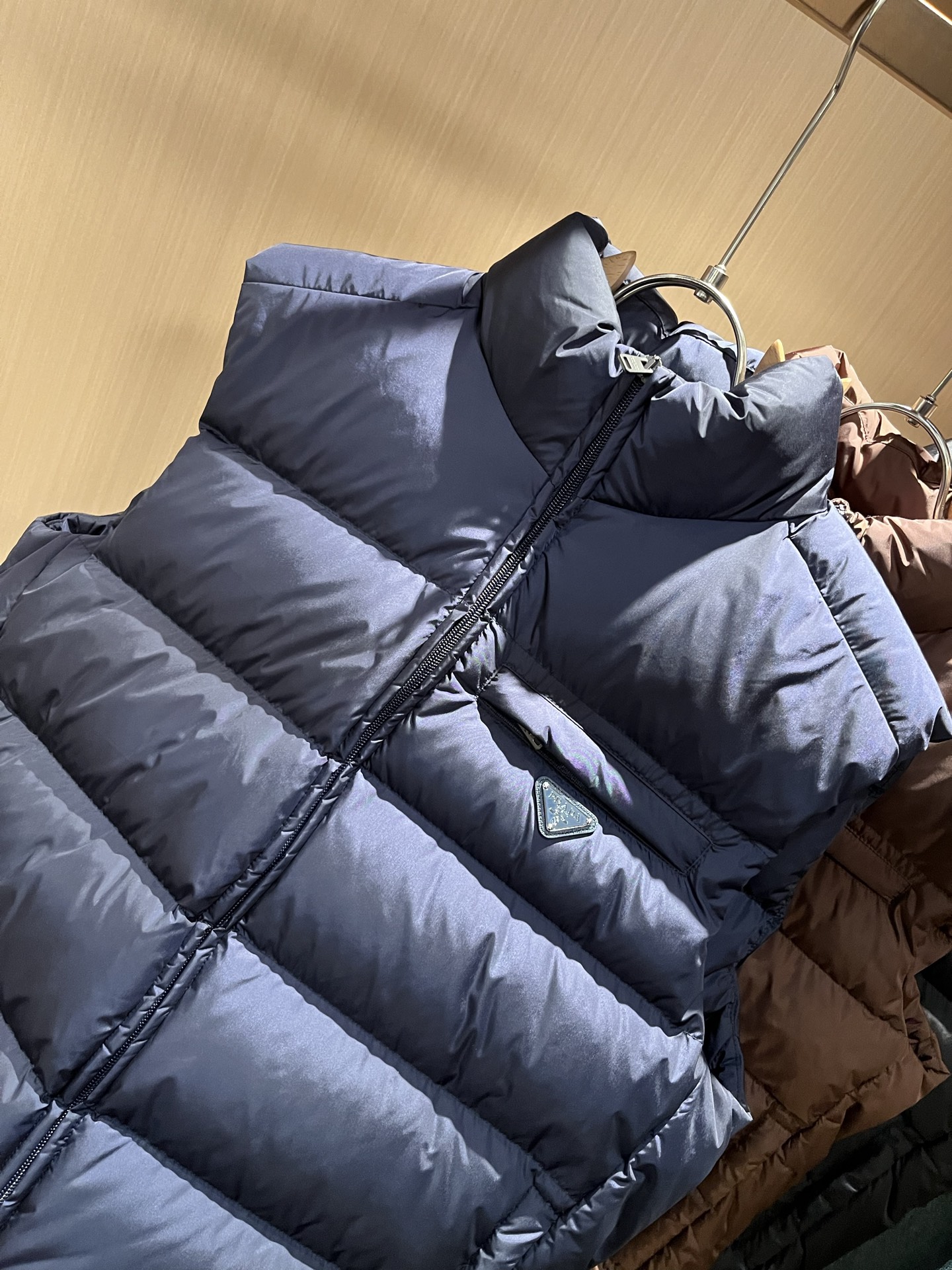 Prad*a 普*达2025秋冬男女同款👫羽绒服马甲外套，现货 Prad* 羽绒面料夹克 防水羽绒服保暖