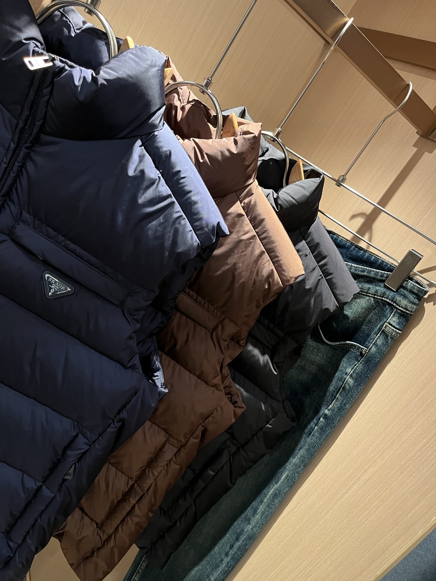 Prad*a 普*达2025秋冬男女同款👫羽绒服马甲外套，现货 Prad* 羽绒面料夹克 防水羽绒服保暖