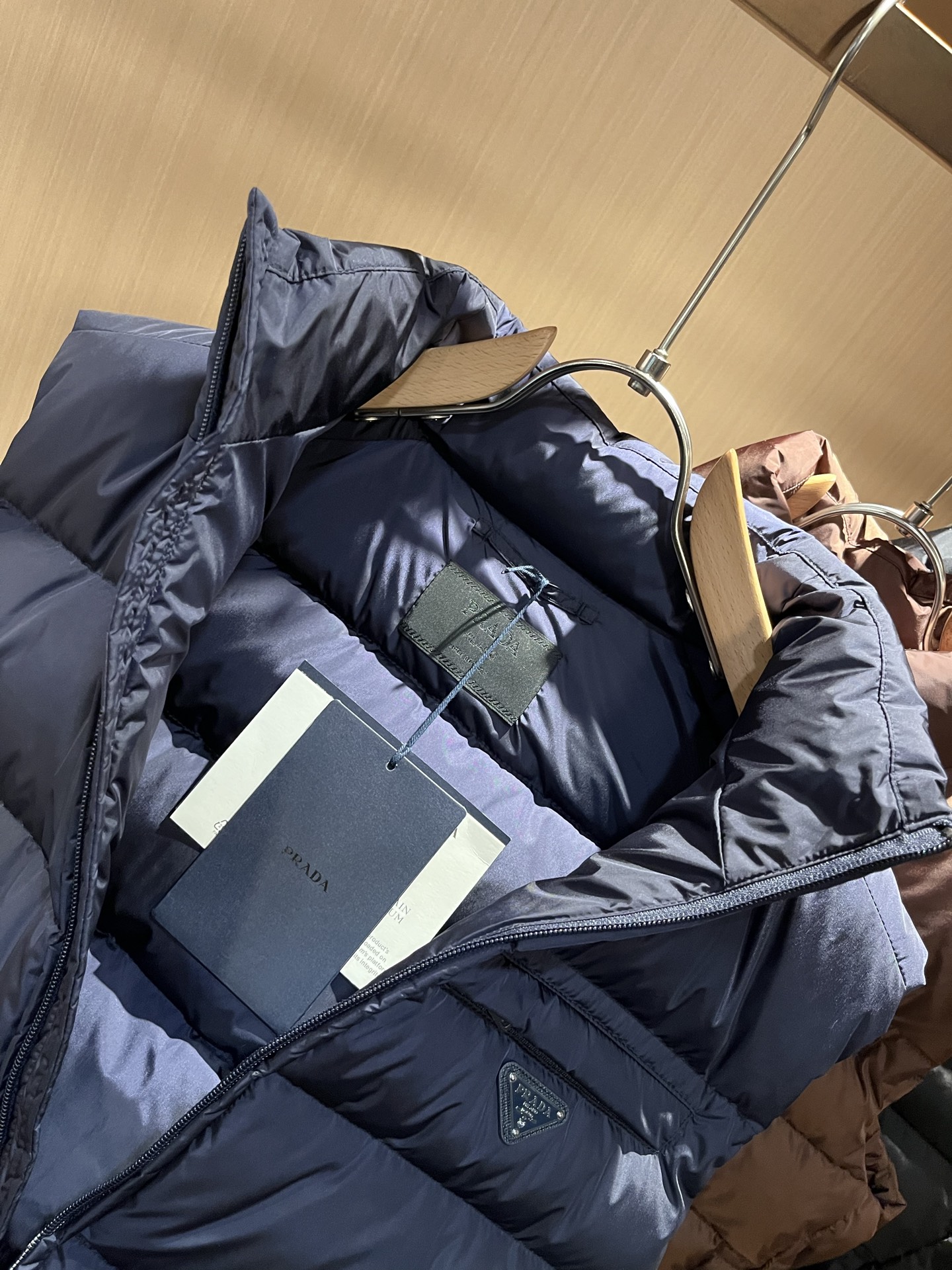 Prad*a 普*达2025秋冬男女同款👫羽绒服马甲外套，现货 Prad* 羽绒面料夹克 防水羽绒服保暖