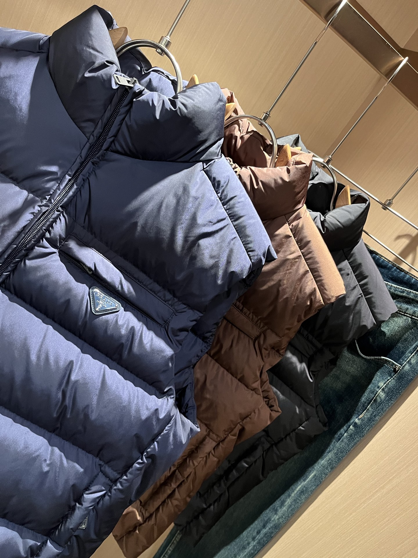 Prad*a 普*达2025秋冬男女同款👫羽绒服马甲外套，现货 Prad* 羽绒面料夹克 防水羽绒服保暖