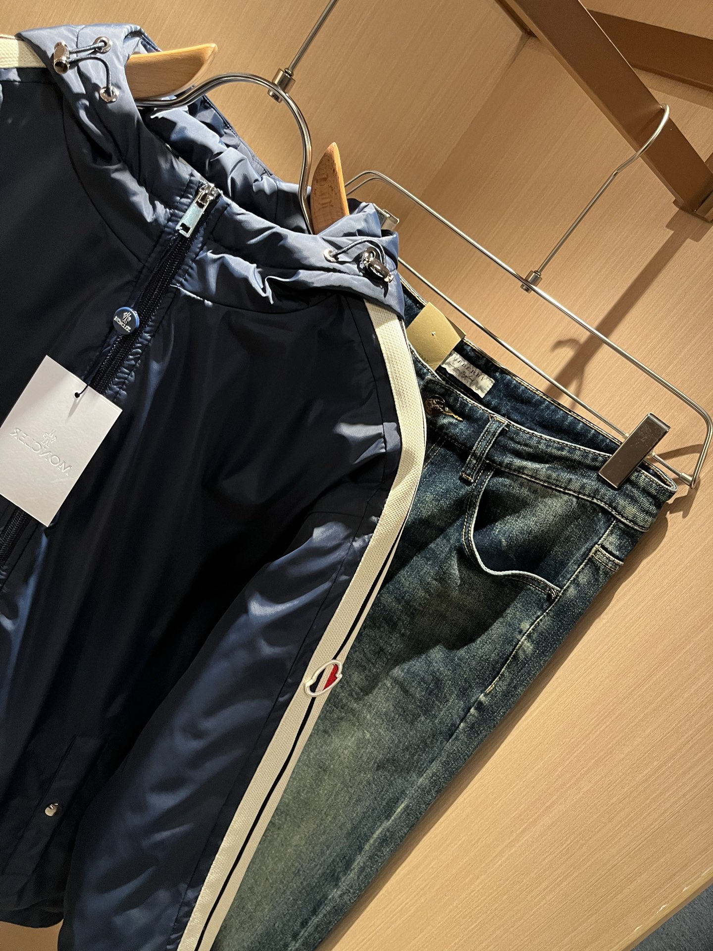 Monc*ler蒙*口 2025秋冬经典棉服夹克外套，都市时尚休闲款！设计原版logo五金配件，面料超软