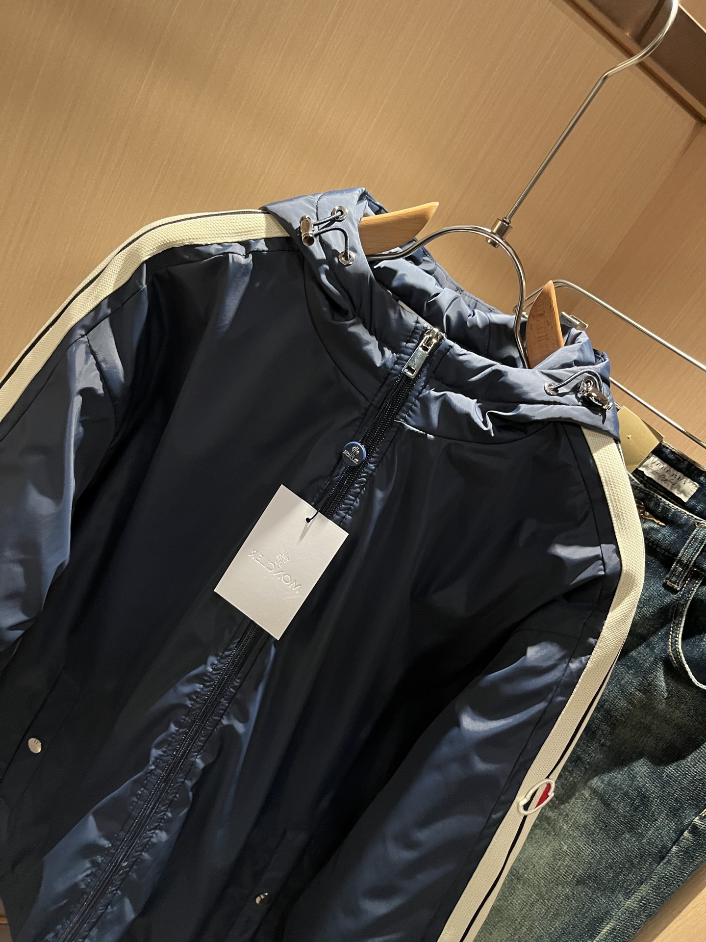 Monc*ler蒙*口 2025秋冬经典棉服夹克外套，都市时尚休闲款！设计原版logo五金配件，面料超软