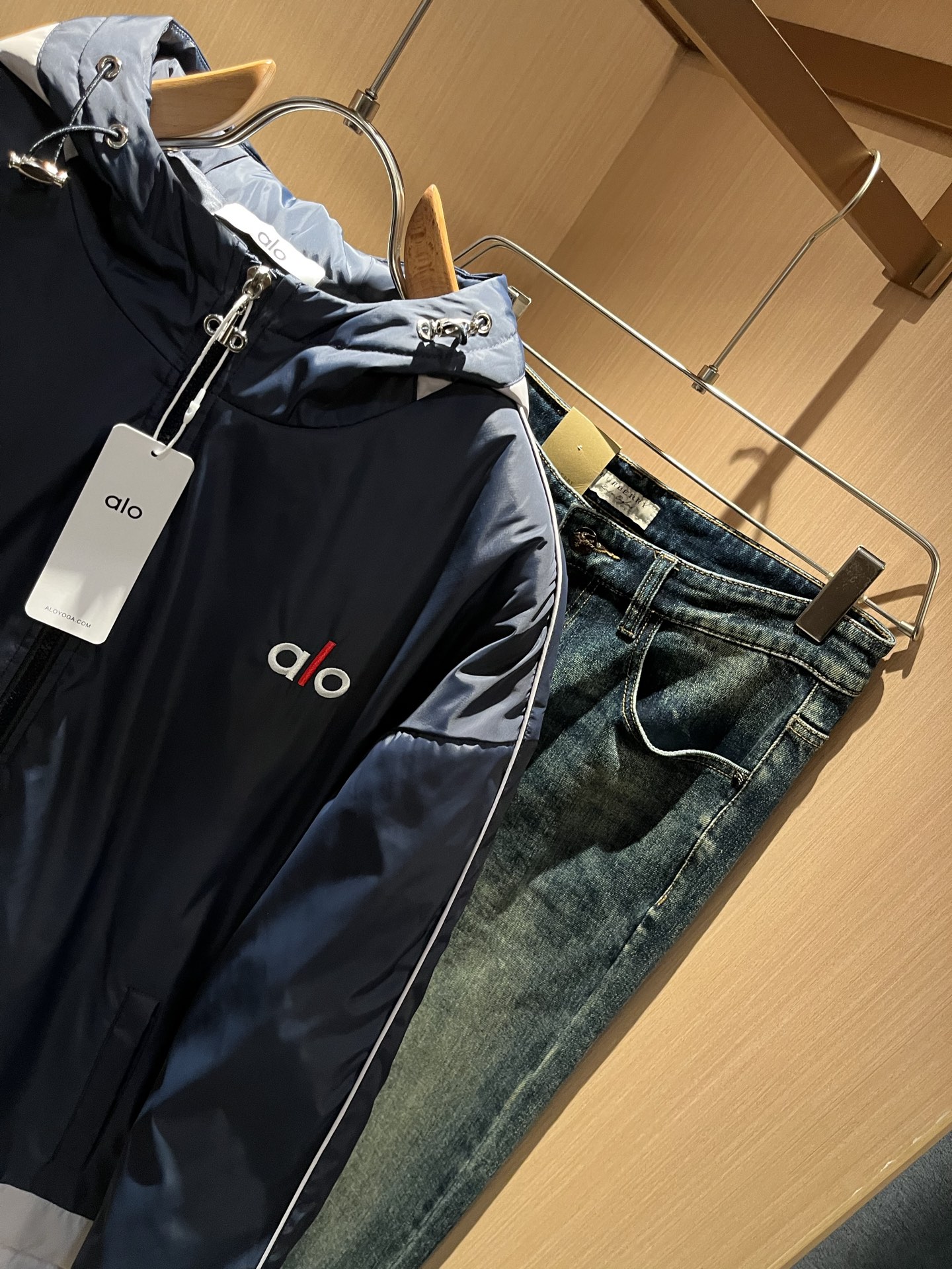 Alo2025秋冬全新系列单品上线，非常时髦前卫的一款男女同款👫棉服夹克外套，标识logo图案刺绣修饰！