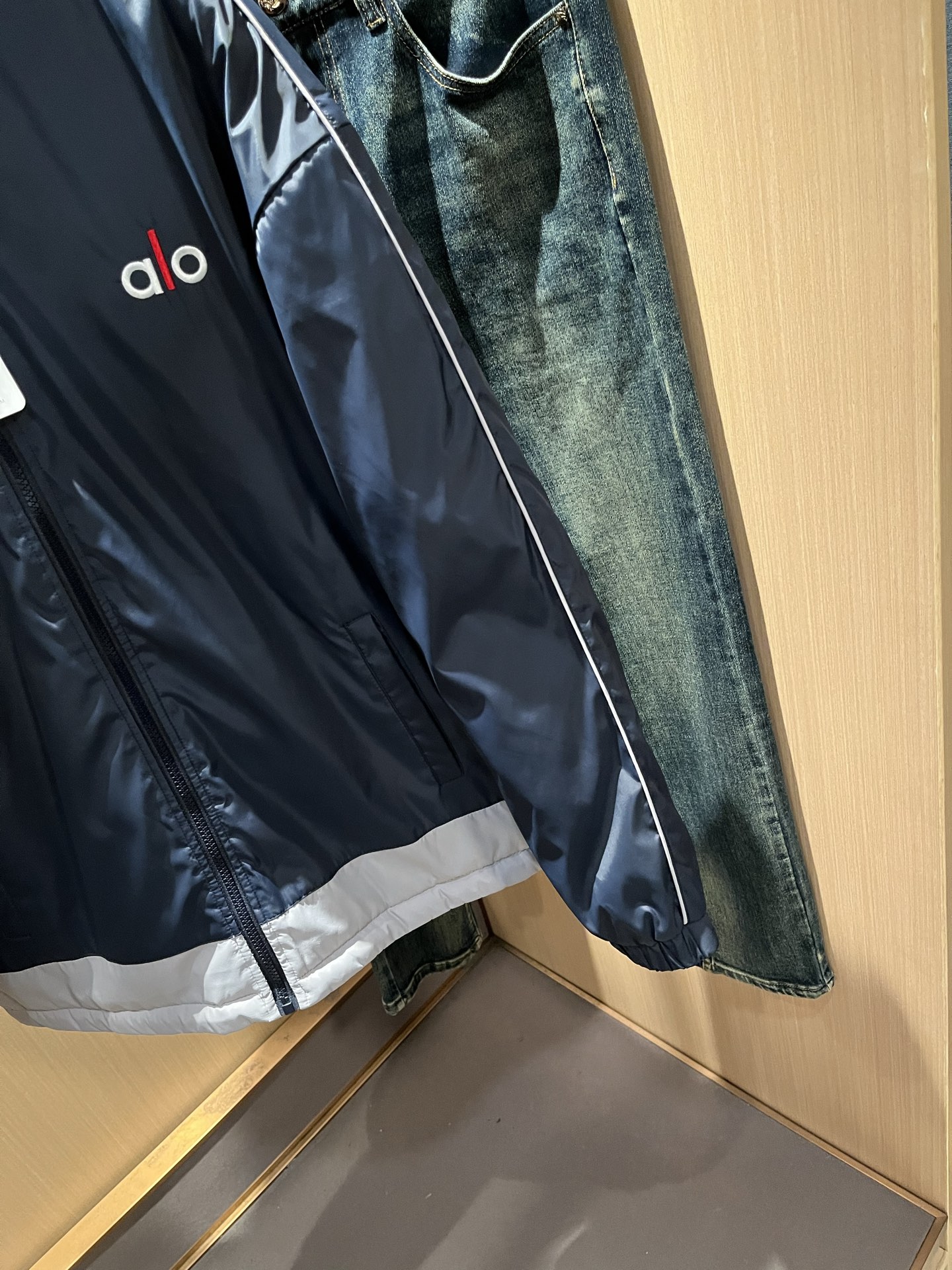 Alo2025秋冬全新系列单品上线，非常时髦前卫的一款男女同款👫棉服夹克外套，标识logo图案刺绣修饰！