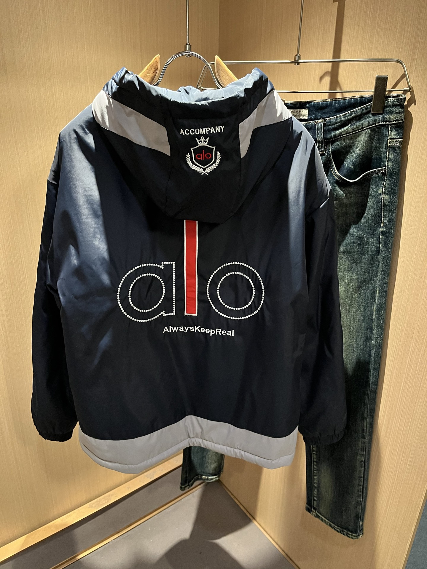 Alo2025秋冬全新系列单品上线，非常时髦前卫的一款男女同款👫棉服夹克外套，标识logo图案刺绣修饰！