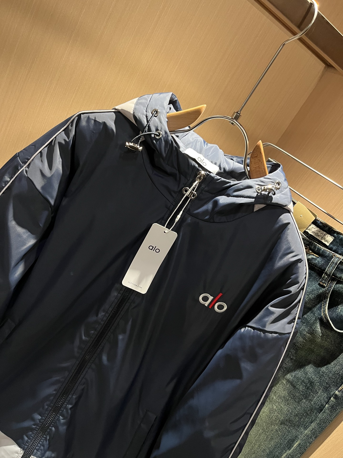 Alo2025秋冬全新系列单品上线，非常时髦前卫的一款男女同款👫棉服夹克外套，标识logo图案刺绣修饰！