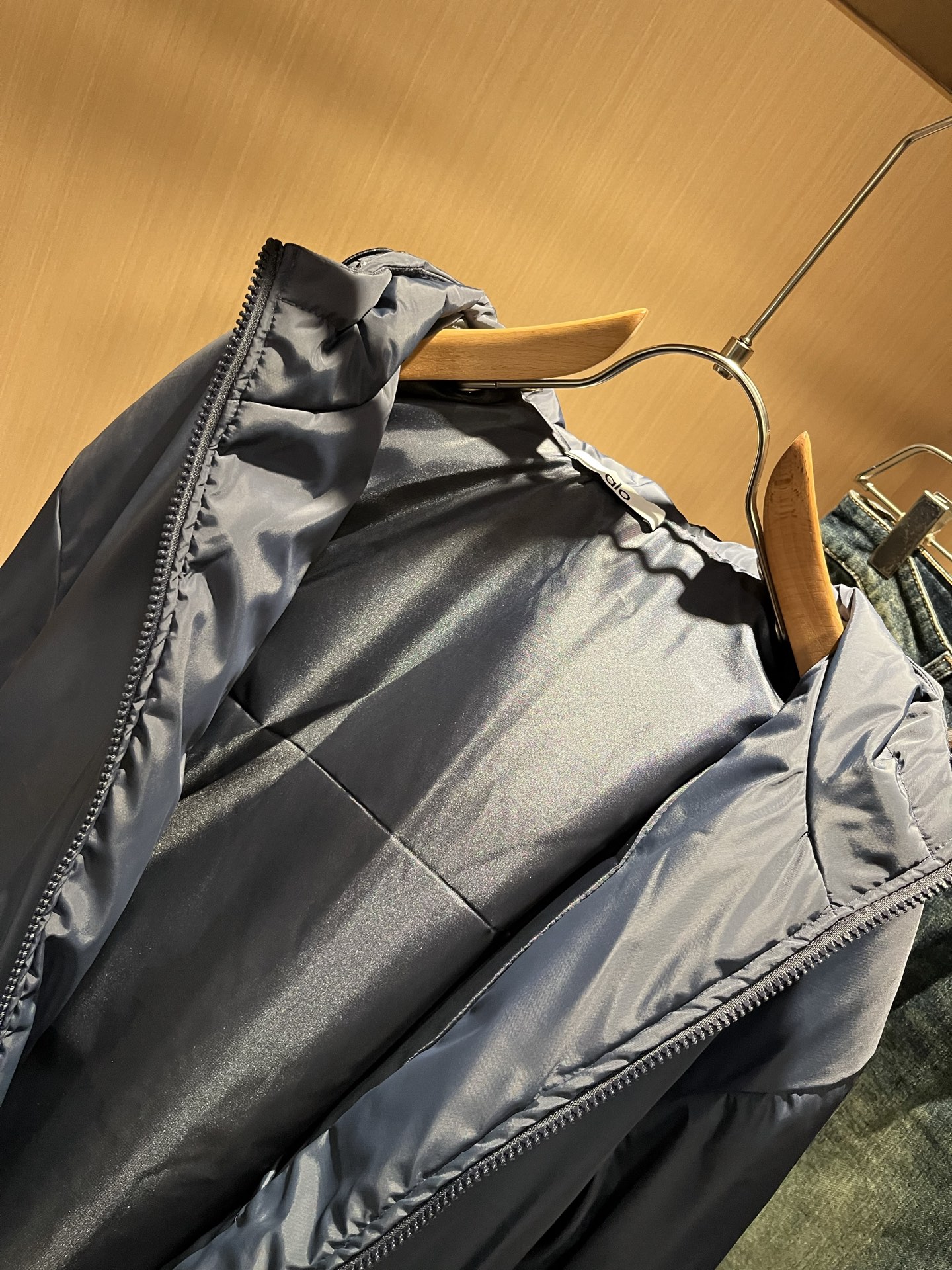 Alo2025秋冬全新系列单品上线，非常时髦前卫的一款男女同款👫棉服夹克外套，标识logo图案刺绣修饰！