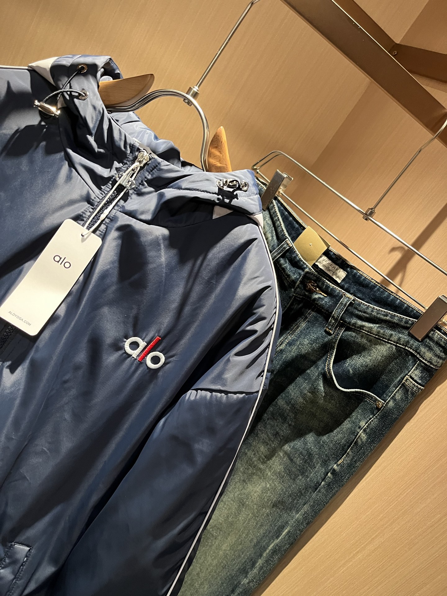 Alo2025秋冬全新系列单品上线，非常时髦前卫的一款男女同款👫棉服夹克外套，标识logo图案刺绣修饰！