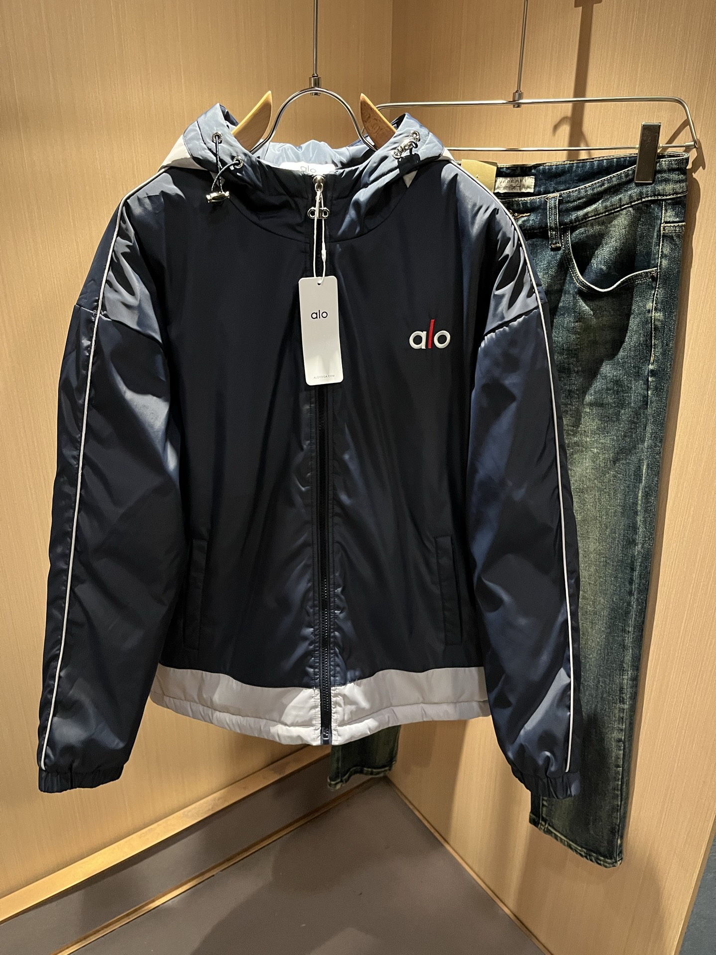 Alo2025秋冬全新系列单品上线，非常时髦前卫的一款男女同款👫棉服夹克外套，标识logo图案刺绣修饰！