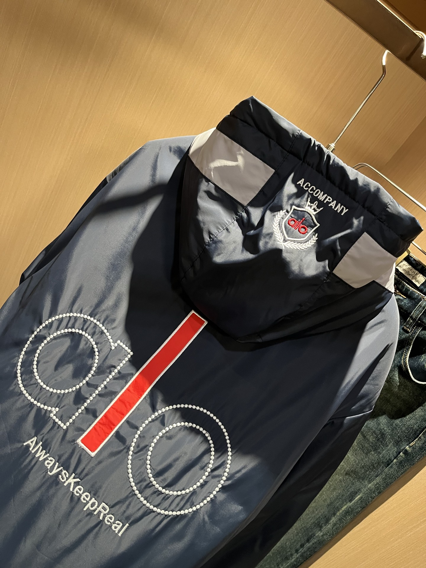 Alo2025秋冬全新系列单品上线，非常时髦前卫的一款男女同款👫棉服夹克外套，标识logo图案刺绣修饰！