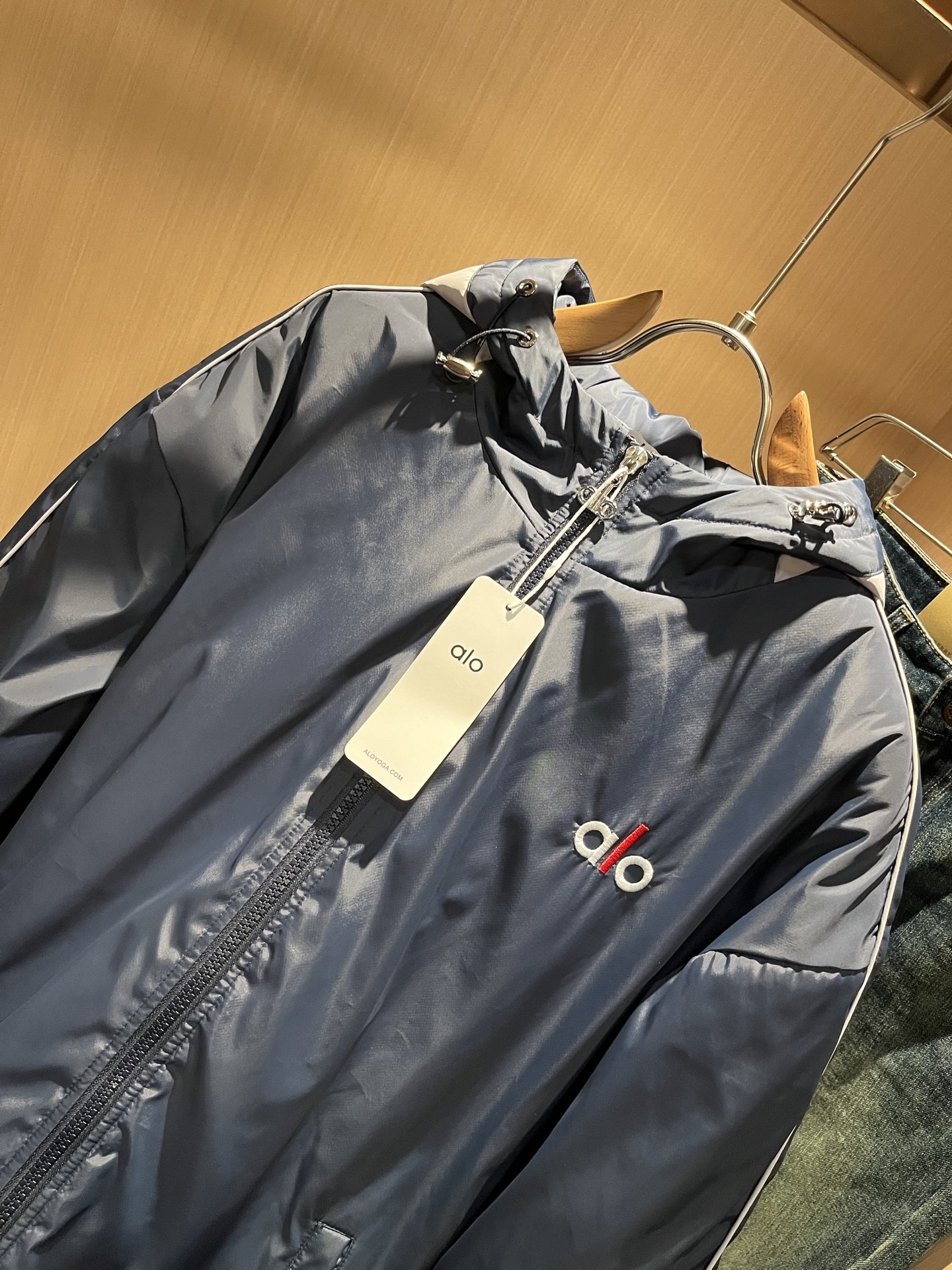 Alo2025秋冬全新系列单品上线，非常时髦前卫的一款男女同款👫棉服夹克外套，标识logo图案刺绣修饰！