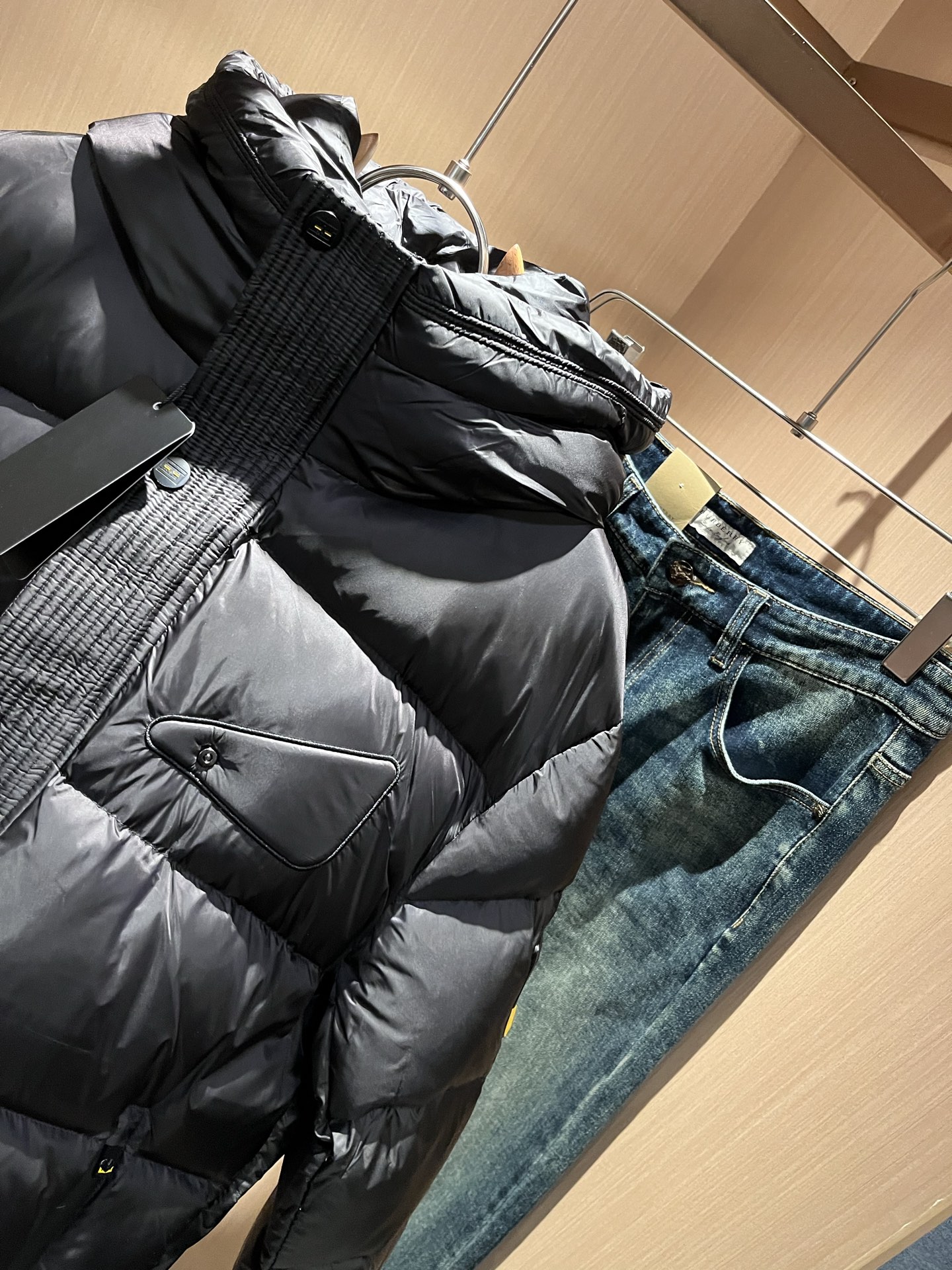 Fen*di芬*迪 原单代购精品2025年秋冬官网最新款男女同款👫羽绒外套原版订制客供聚酯纤维面料，袖子