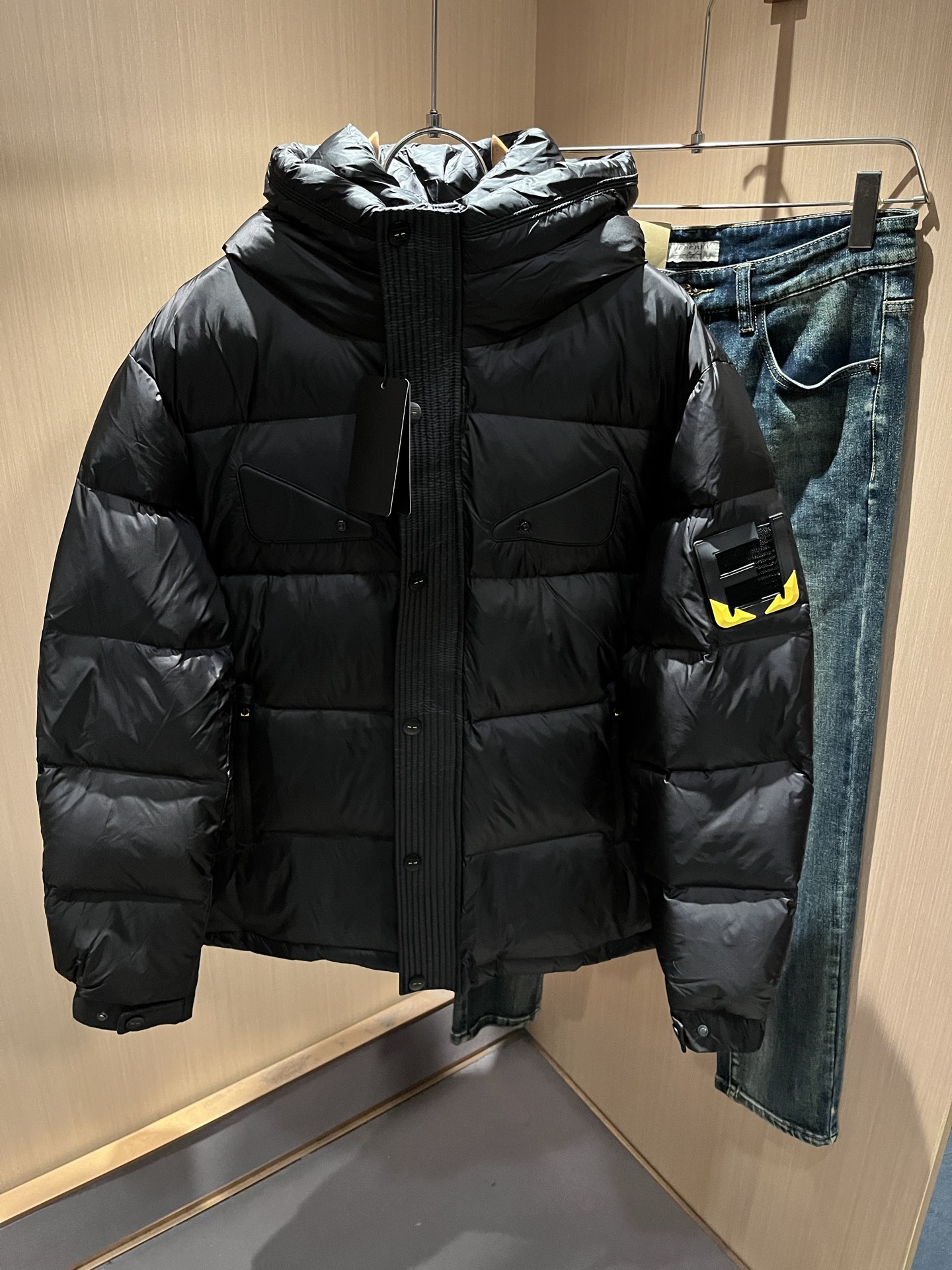 Fen*di芬*迪 原单代购精品2025年秋冬官网最新款男女同款👫羽绒外套原版订制客供聚酯纤维面料，袖子