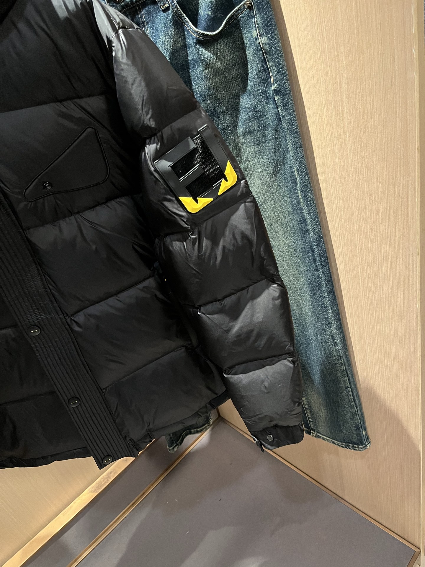 Fen*di芬*迪 原单代购精品2025年秋冬官网最新款男女同款👫羽绒外套原版订制客供聚酯纤维面料，袖子