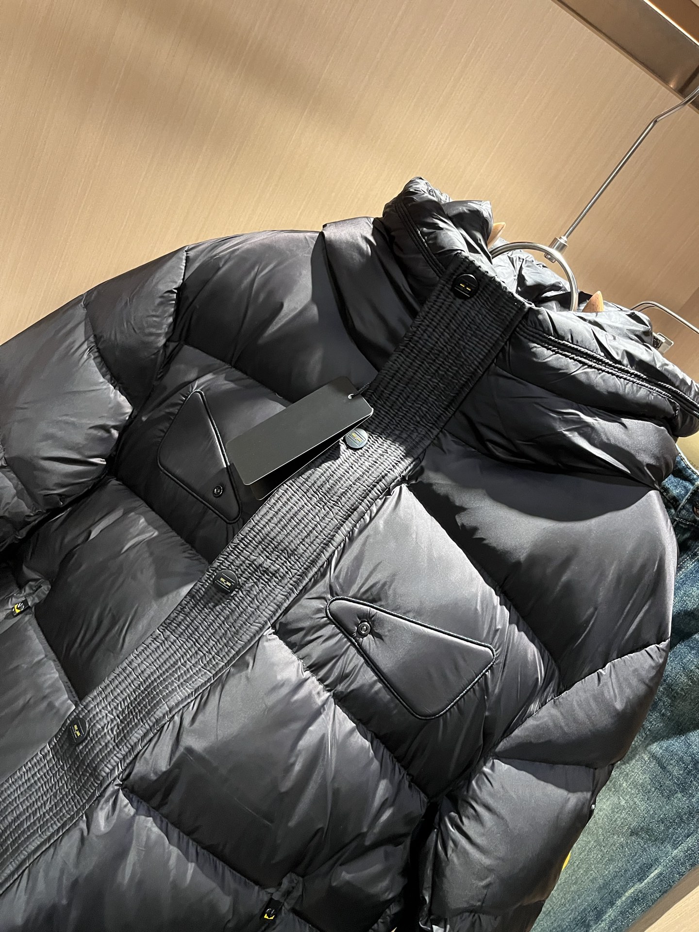 Fen*di芬*迪 原单代购精品2025年秋冬官网最新款男女同款👫羽绒外套原版订制客供聚酯纤维面料，袖子