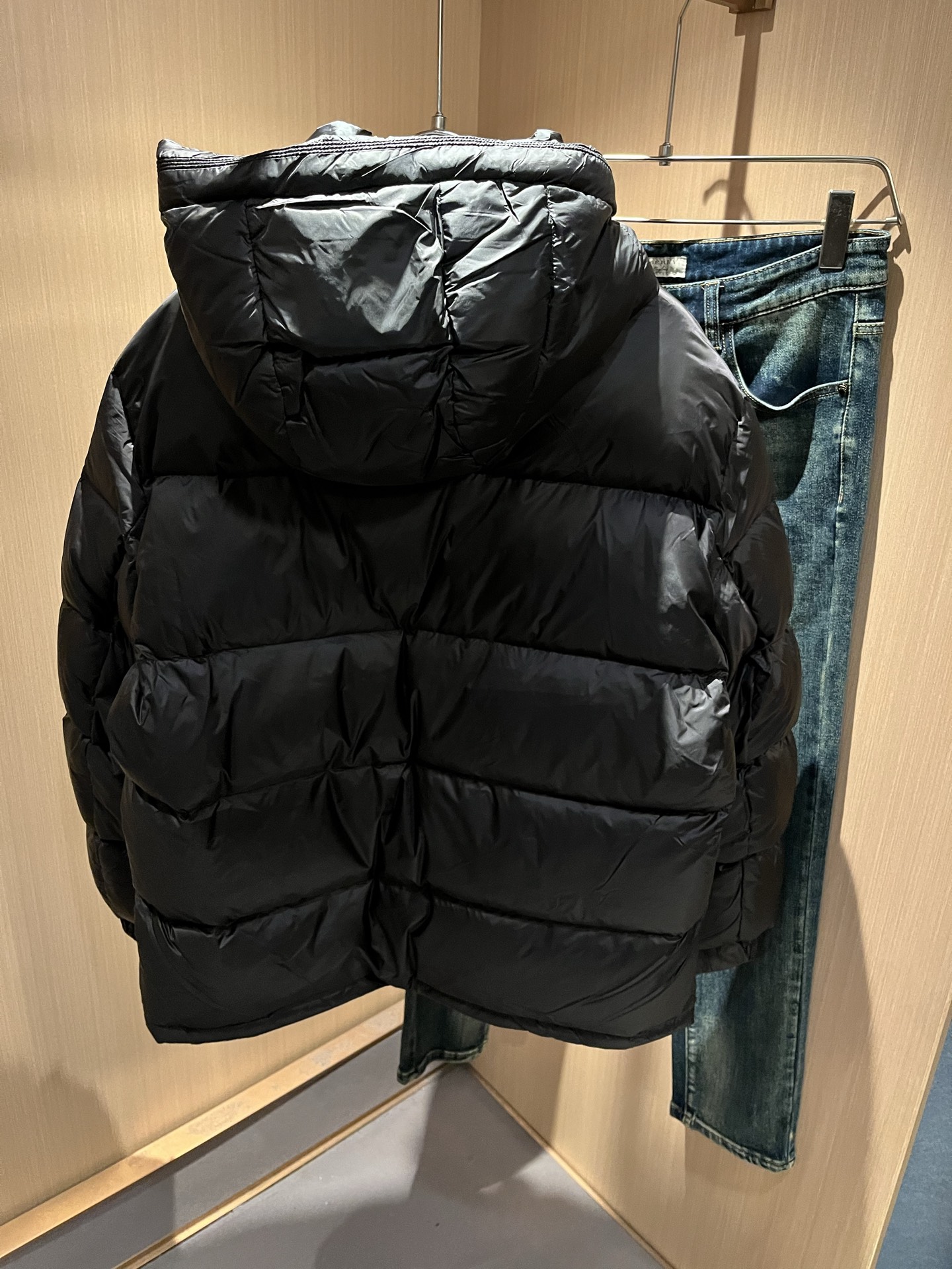 Fen*di芬*迪 原单代购精品2025年秋冬官网最新款男女同款👫羽绒外套原版订制客供聚酯纤维面料，袖子