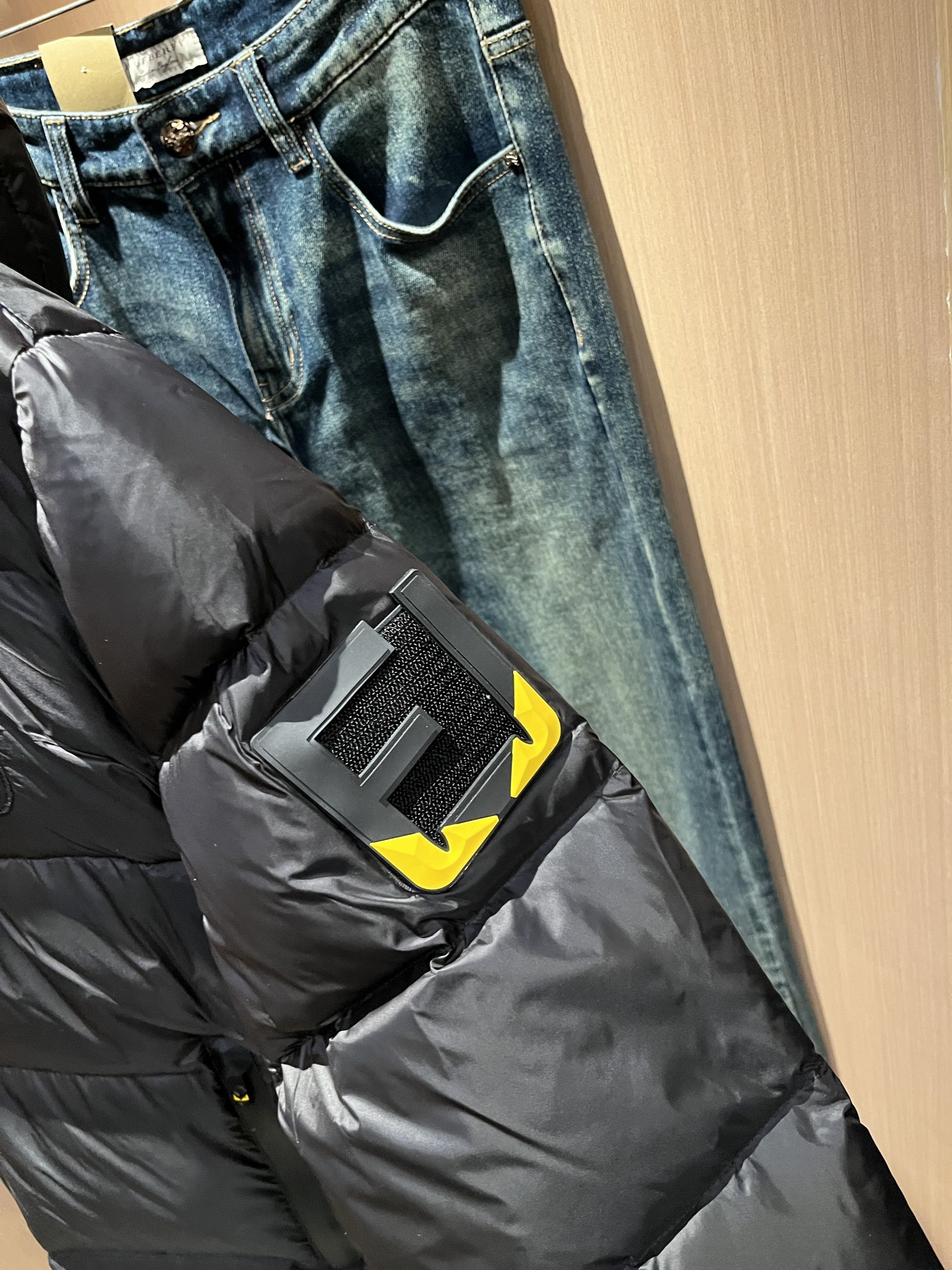 Fen*di芬*迪 原单代购精品2025年秋冬官网最新款男女同款👫羽绒外套原版订制客供聚酯纤维面料，袖子