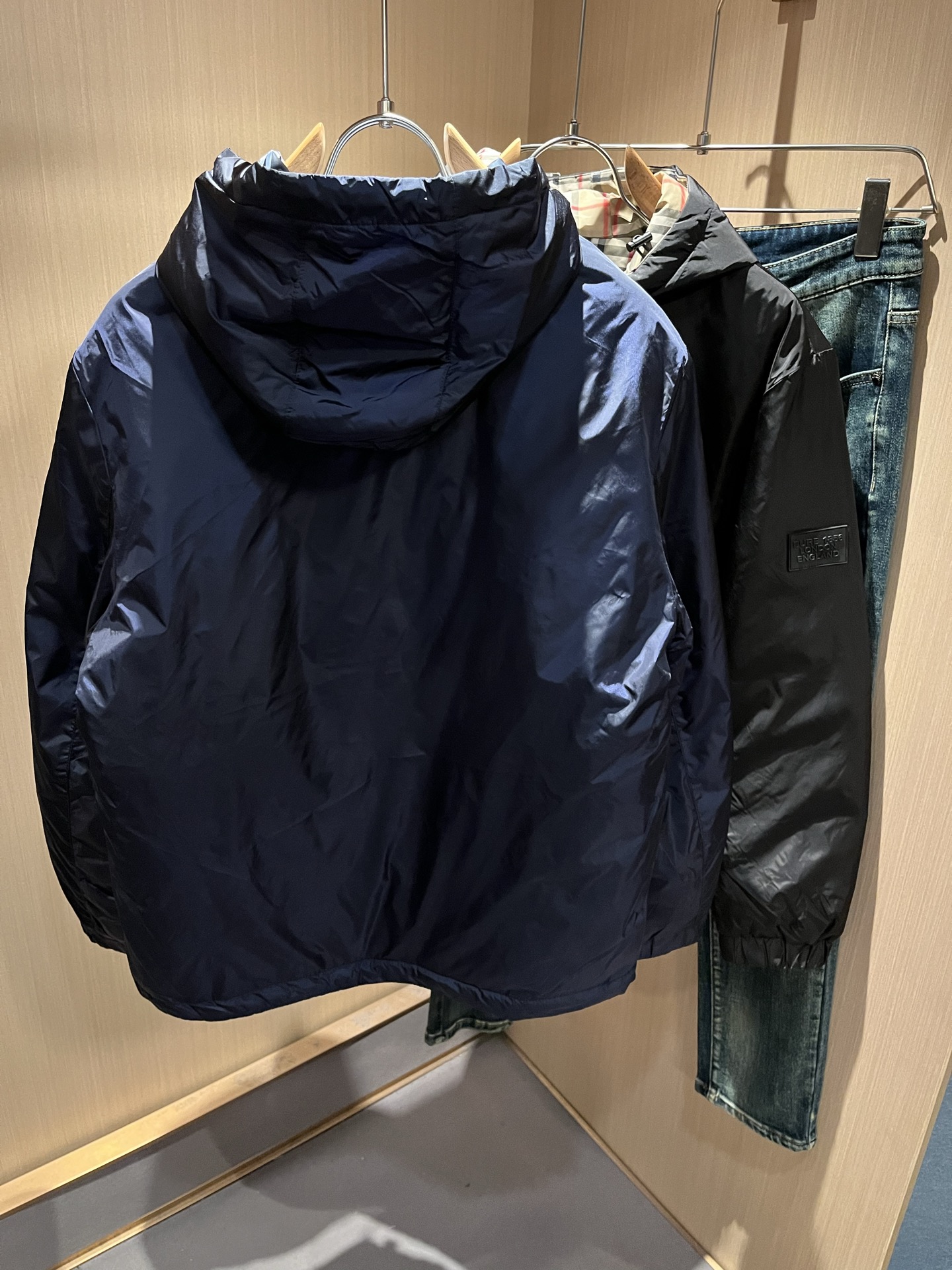 BURBER*Y巴*莉2025秋冬新品羽绒夹克外套重磅来袭，最近比较火热聚酯纤维面料制作而成，高端户外运