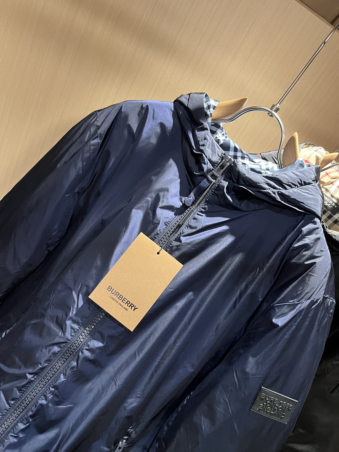 BURBER*Y巴*莉2025秋冬新品羽绒夹克外套重磅来袭，最近比较火热聚酯纤维面料制作而成，高端户外运