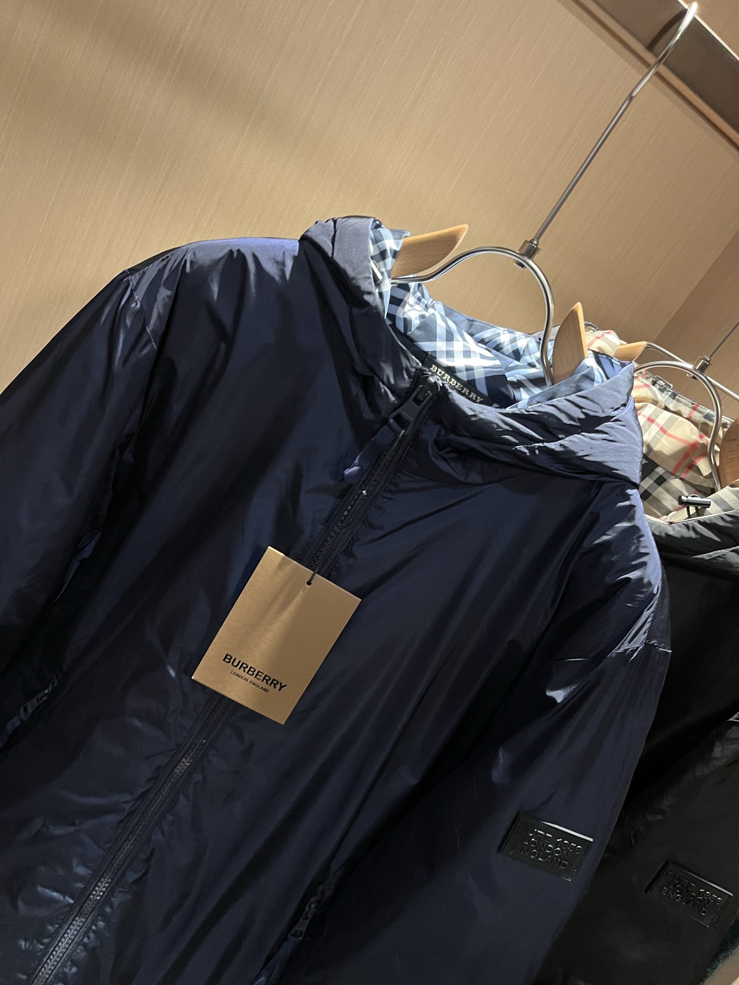 BURBER*Y巴*莉2025秋冬新品羽绒夹克外套重磅来袭，最近比较火热聚酯纤维面料制作而成，高端户外运