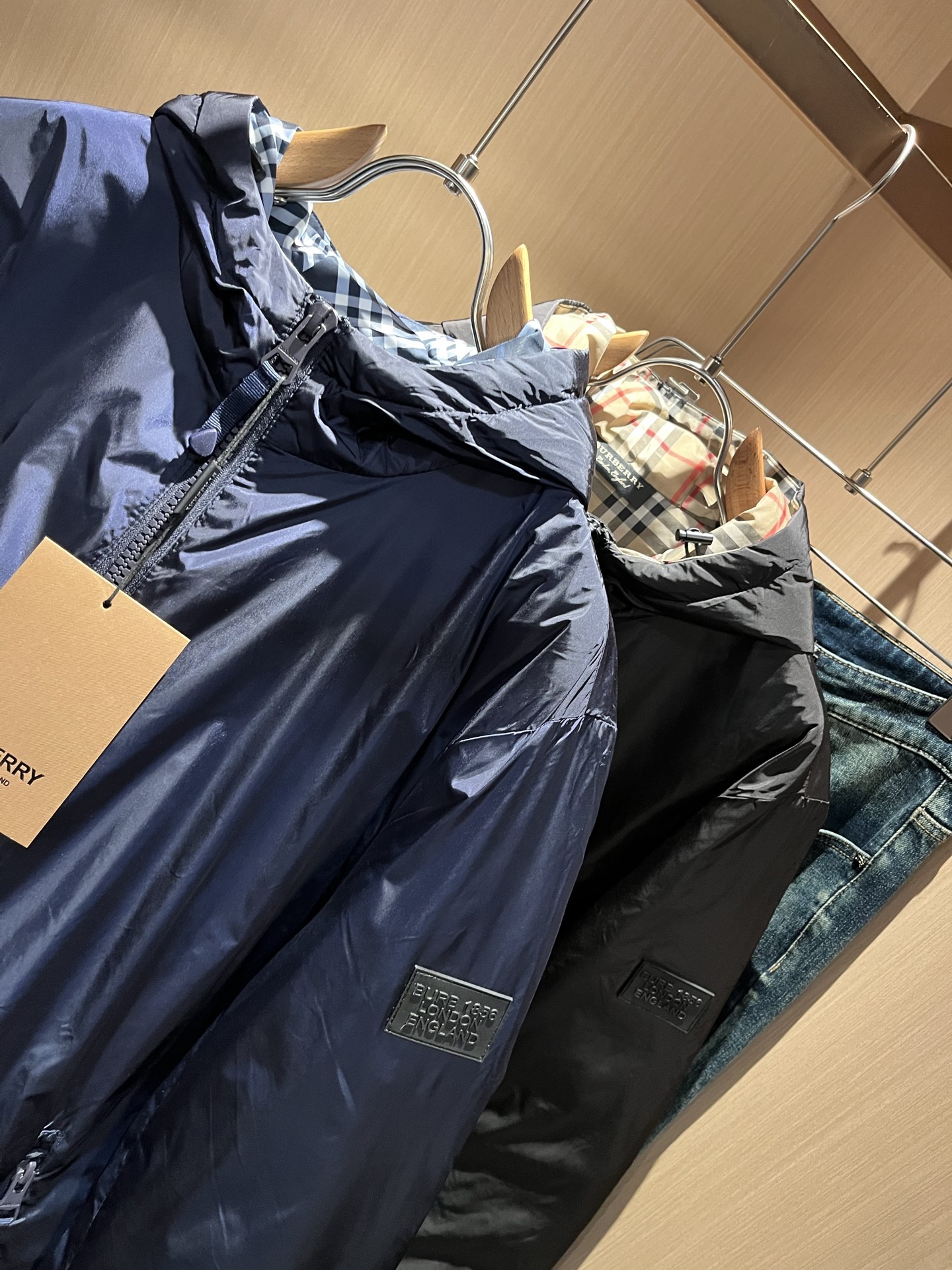 BURBER*Y巴*莉2025秋冬新品羽绒夹克外套重磅来袭，最近比较火热聚酯纤维面料制作而成，高端户外运