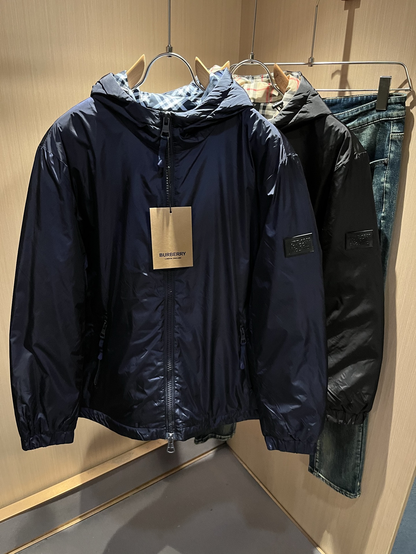 BURBER*Y巴*莉2025秋冬新品羽绒夹克外套重磅来袭，最近比较火热聚酯纤维面料制作而成，高端户外运