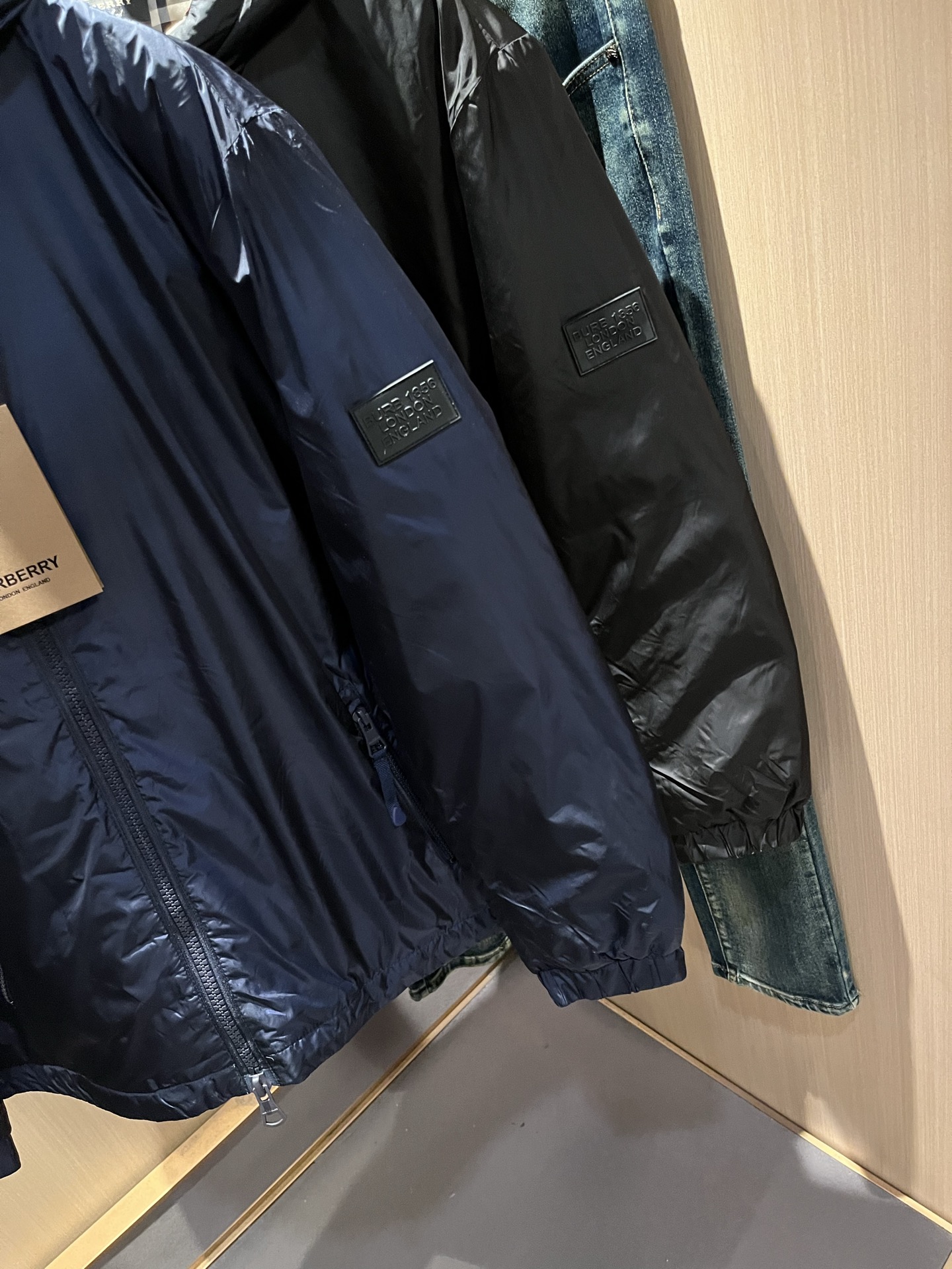 BURBER*Y巴*莉2025秋冬新品羽绒夹克外套重磅来袭，最近比较火热聚酯纤维面料制作而成，高端户外运