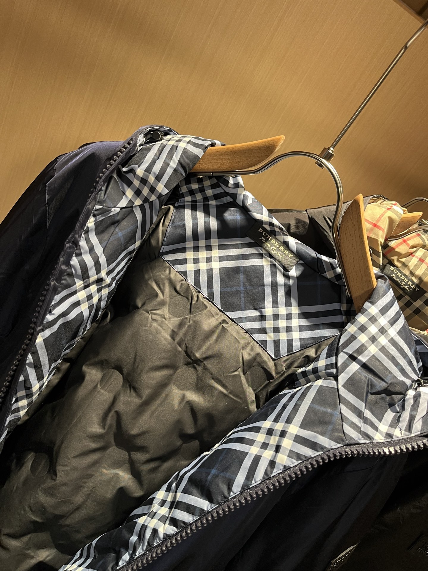 BURBER*Y巴*莉2025秋冬新品羽绒夹克外套重磅来袭，最近比较火热聚酯纤维面料制作而成，高端户外运