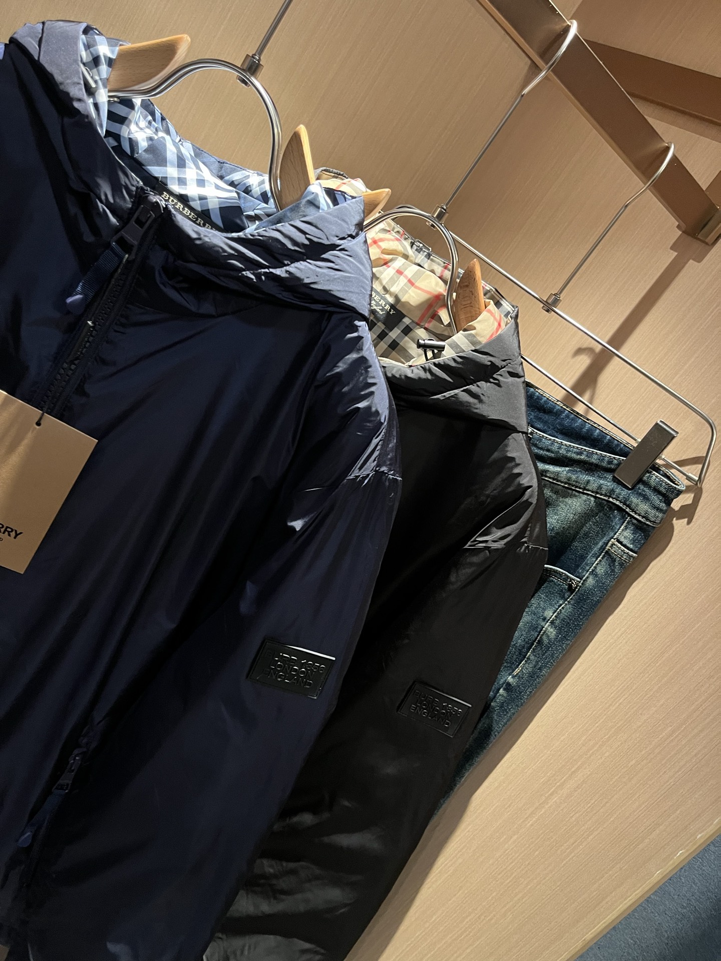 BURBER*Y巴*莉2025秋冬新品羽绒夹克外套重磅来袭，最近比较火热聚酯纤维面料制作而成，高端户外运