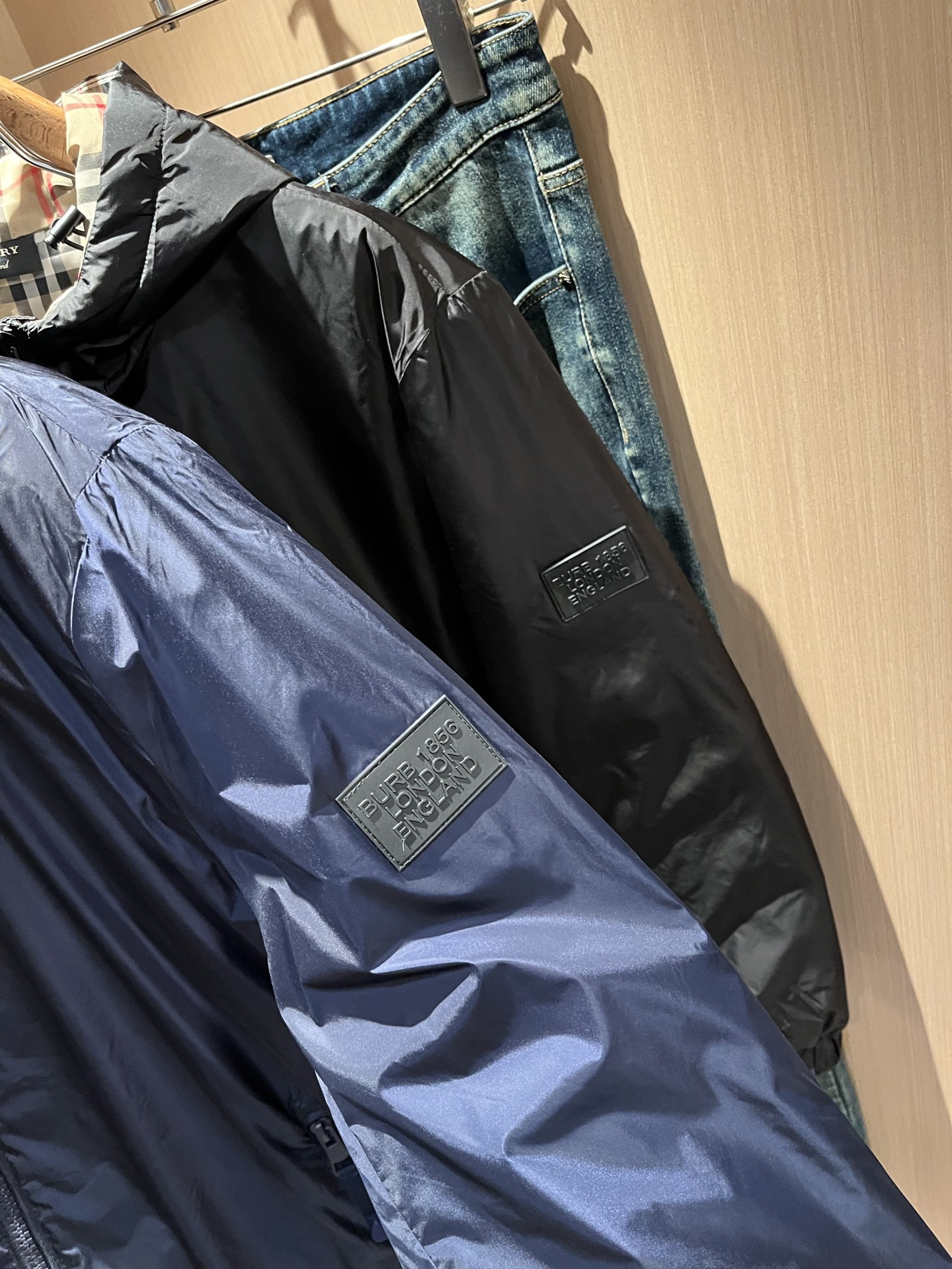 BURBER*Y巴*莉2025秋冬新品羽绒夹克外套重磅来袭，最近比较火热聚酯纤维面料制作而成，高端户外运