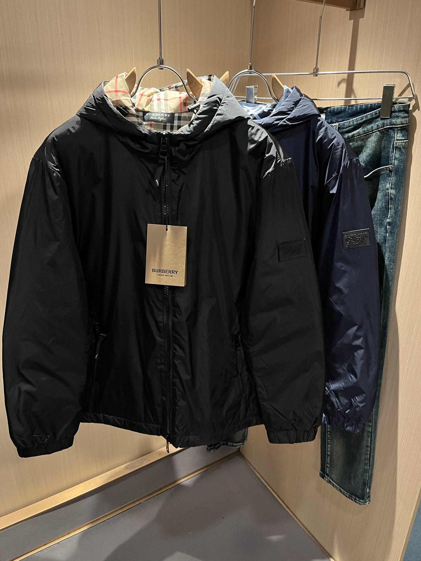 BURBER*Y巴*莉2025秋冬新品羽绒夹克外套重磅来袭，最近比较火热聚酯纤维面料制作而成，高端户外运