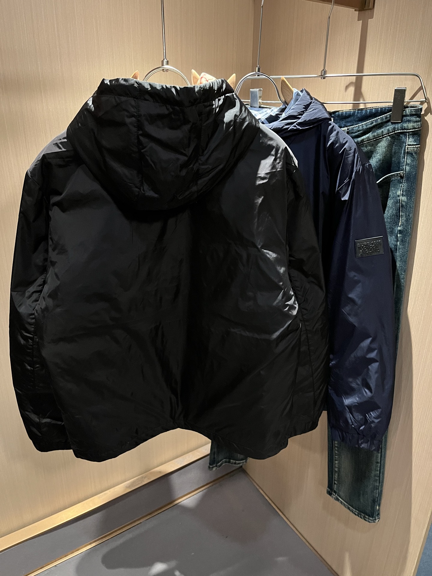 BURBER*Y巴*莉2025秋冬新品羽绒夹克外套重磅来袭，最近比较火热聚酯纤维面料制作而成，高端户外运