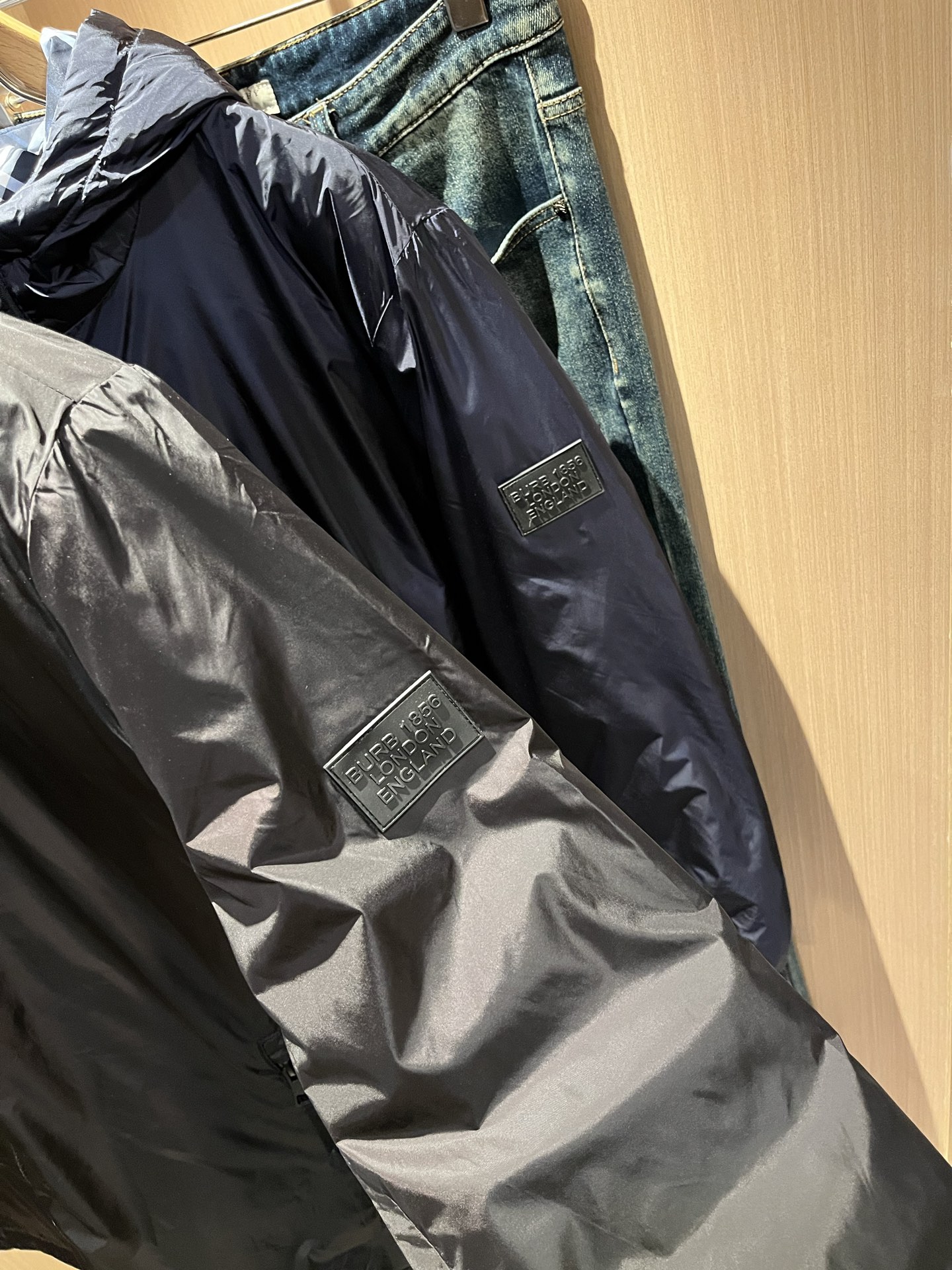 BURBER*Y巴*莉2025秋冬新品羽绒夹克外套重磅来袭，最近比较火热聚酯纤维面料制作而成，高端户外运