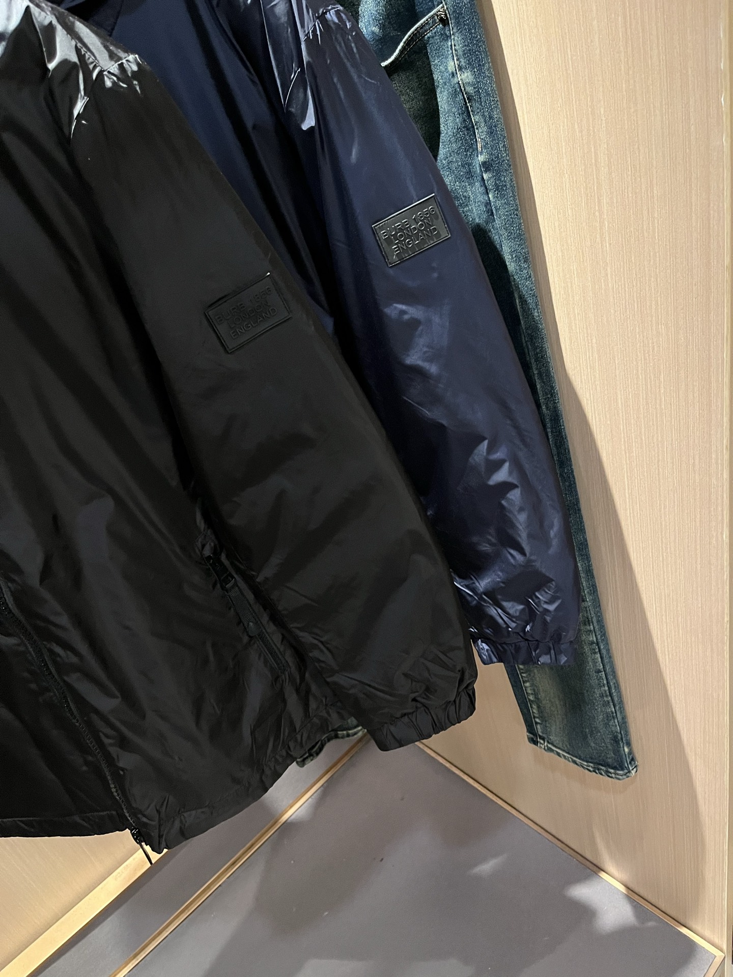 BURBER*Y巴*莉2025秋冬新品羽绒夹克外套重磅来袭，最近比较火热聚酯纤维面料制作而成，高端户外运