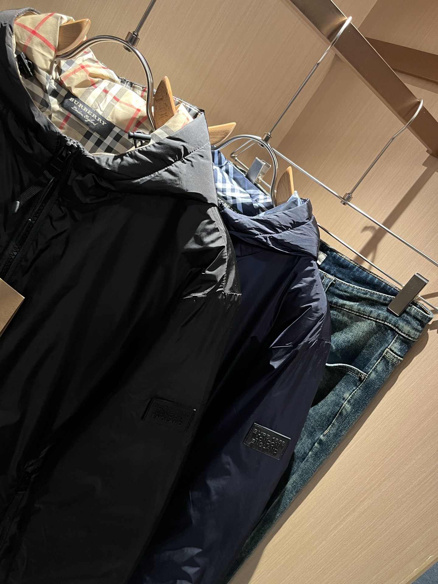 BURBER*Y巴*莉2025秋冬新品羽绒夹克外套重磅来袭，最近比较火热聚酯纤维面料制作而成，高端户外运