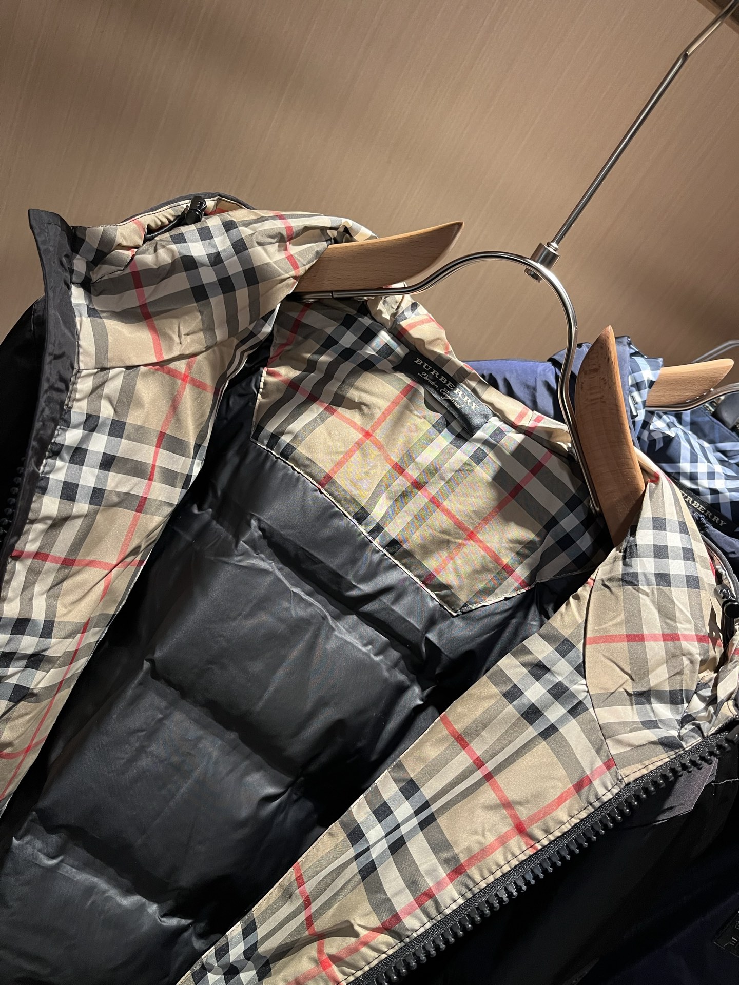 BURBER*Y巴*莉2025秋冬新品羽绒夹克外套重磅来袭，最近比较火热聚酯纤维面料制作而成，高端户外运