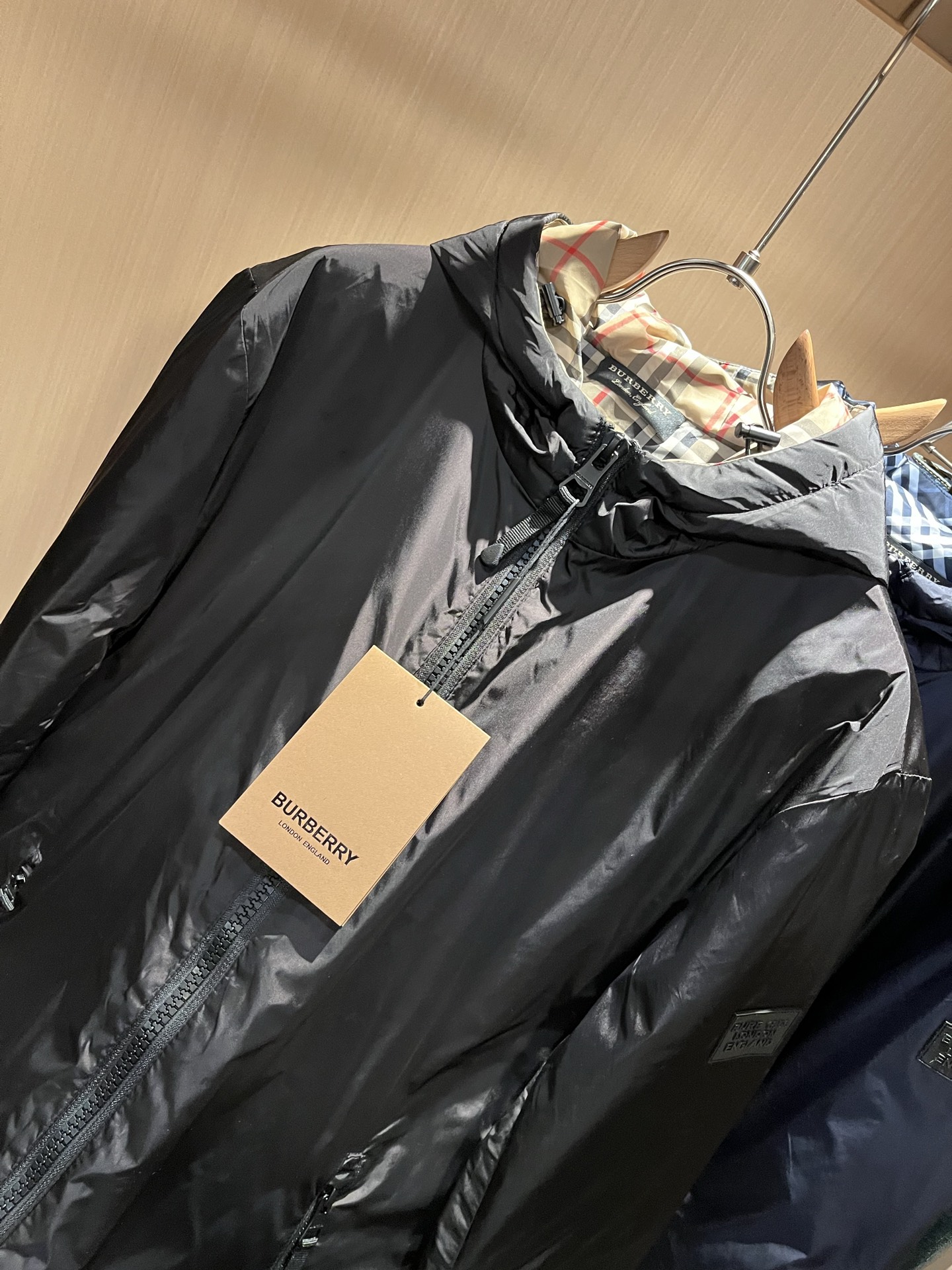 BURBER*Y巴*莉2025秋冬新品羽绒夹克外套重磅来袭，最近比较火热聚酯纤维面料制作而成，高端户外运