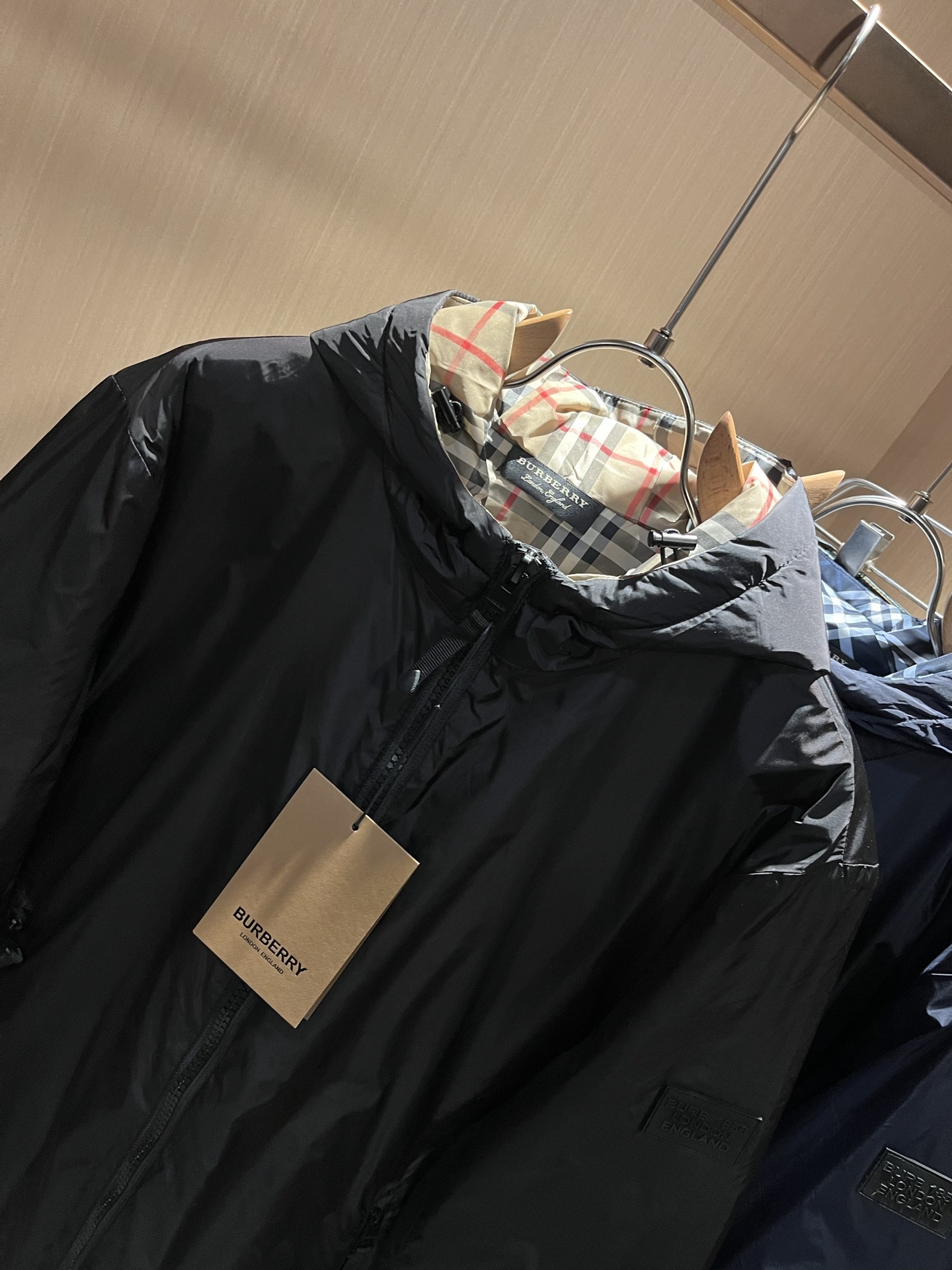 BURBER*Y巴*莉2025秋冬新品羽绒夹克外套重磅来袭，最近比较火热聚酯纤维面料制作而成，高端户外运