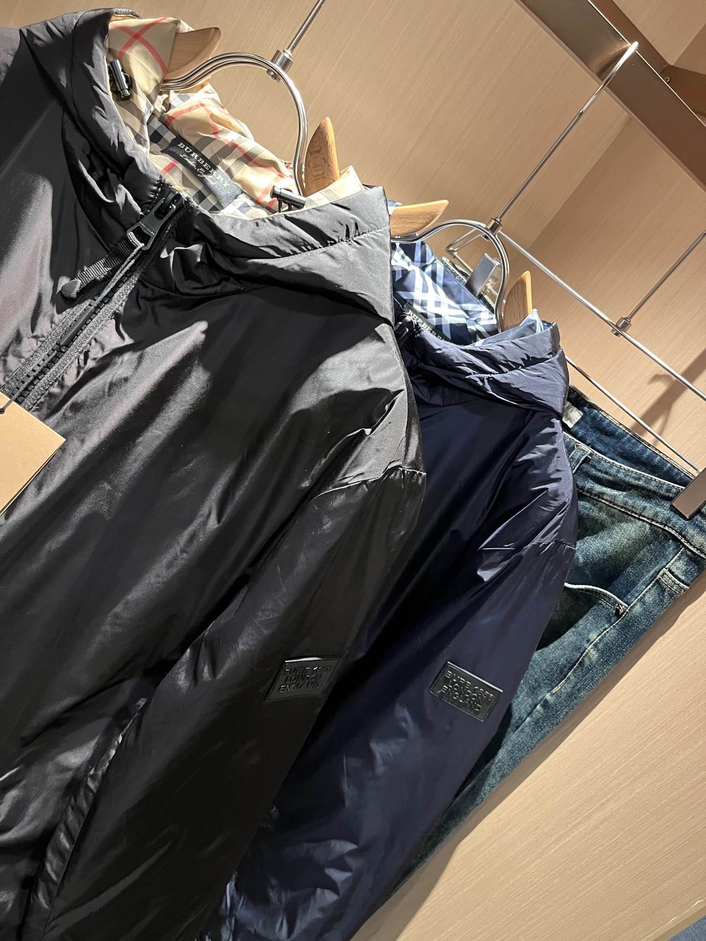 BURBER*Y巴*莉2025秋冬新品羽绒夹克外套重磅来袭，最近比较火热聚酯纤维面料制作而成，高端户外运