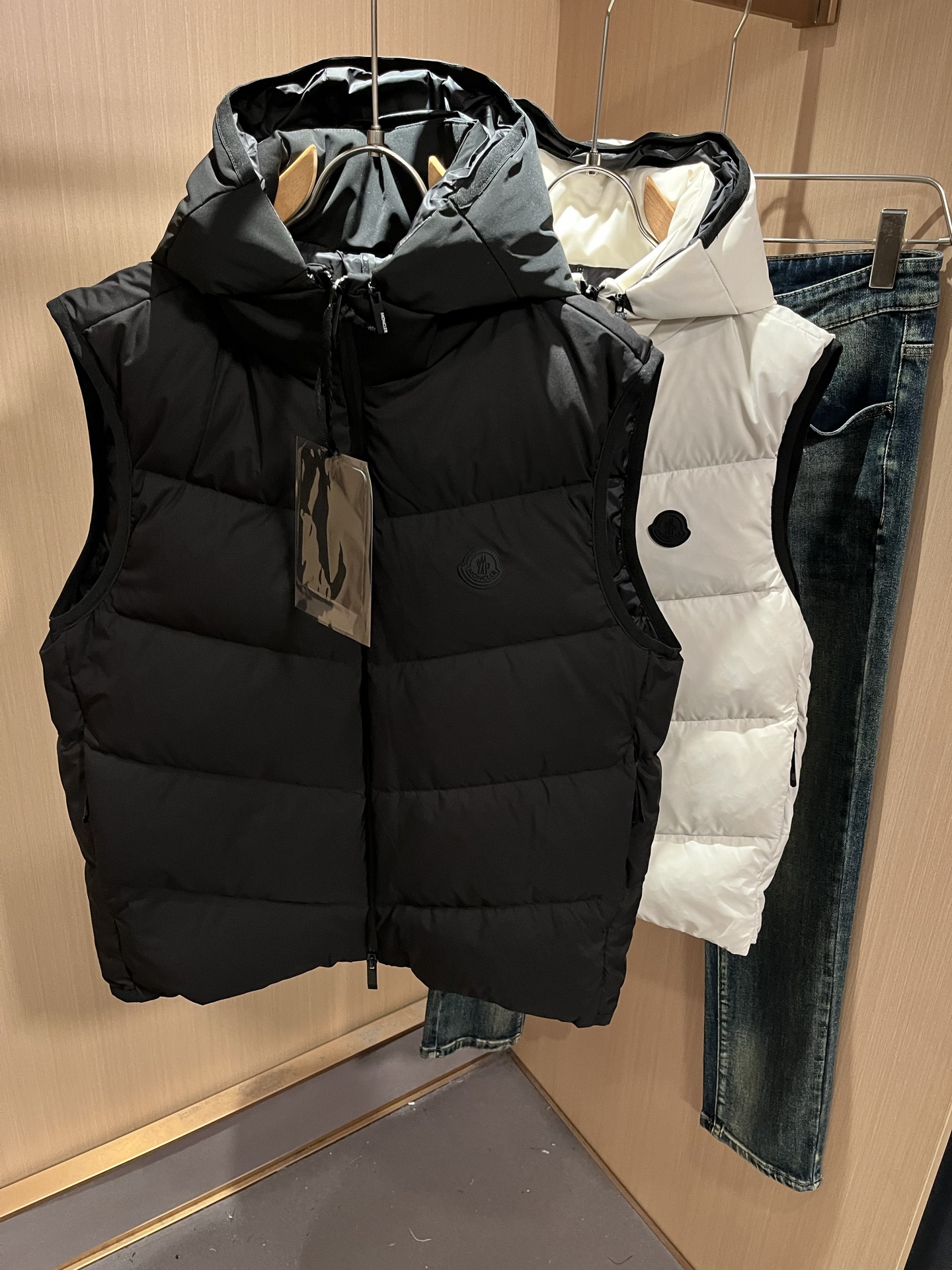 Mon*ler蒙口 2025秋冬新款男女同款👫羽绒马甲 ！年度的压轴款登场...匠心技艺于一身的经典款.