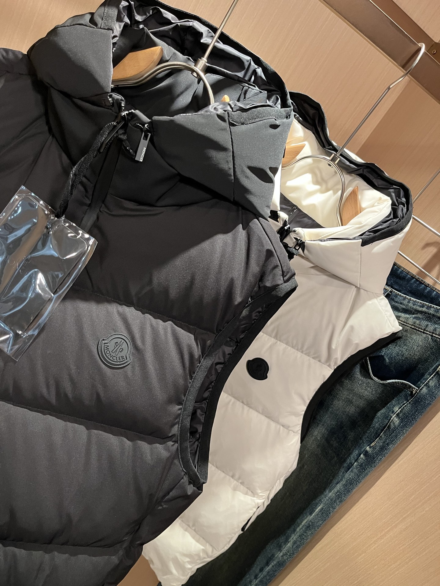 Mon*ler蒙口 2025秋冬新款男女同款👫羽绒马甲 ！年度的压轴款登场...匠心技艺于一身的经典款.