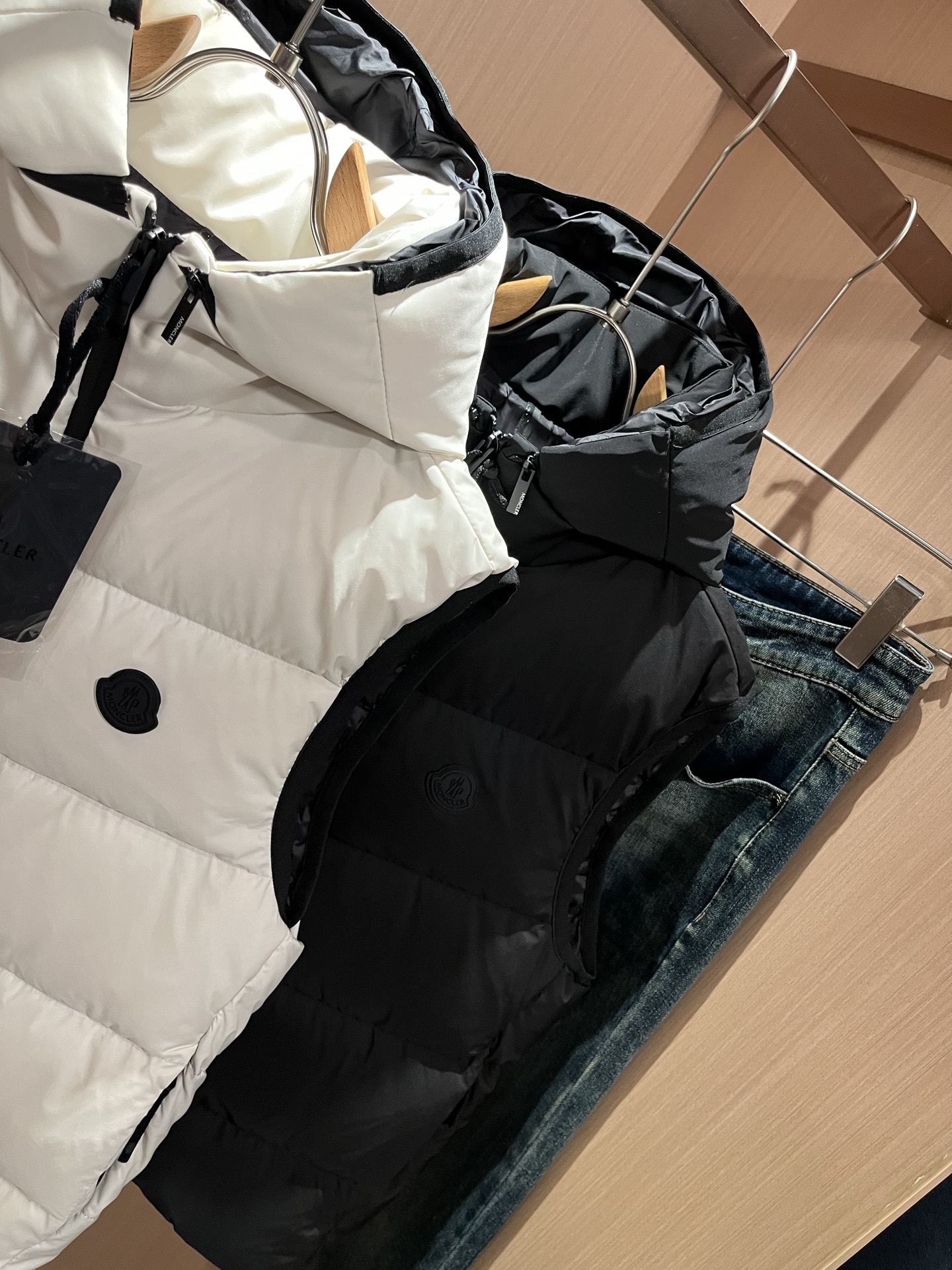 Mon*ler蒙口 2025秋冬新款男女同款👫羽绒马甲 ！年度的压轴款登场...匠心技艺于一身的经典款.