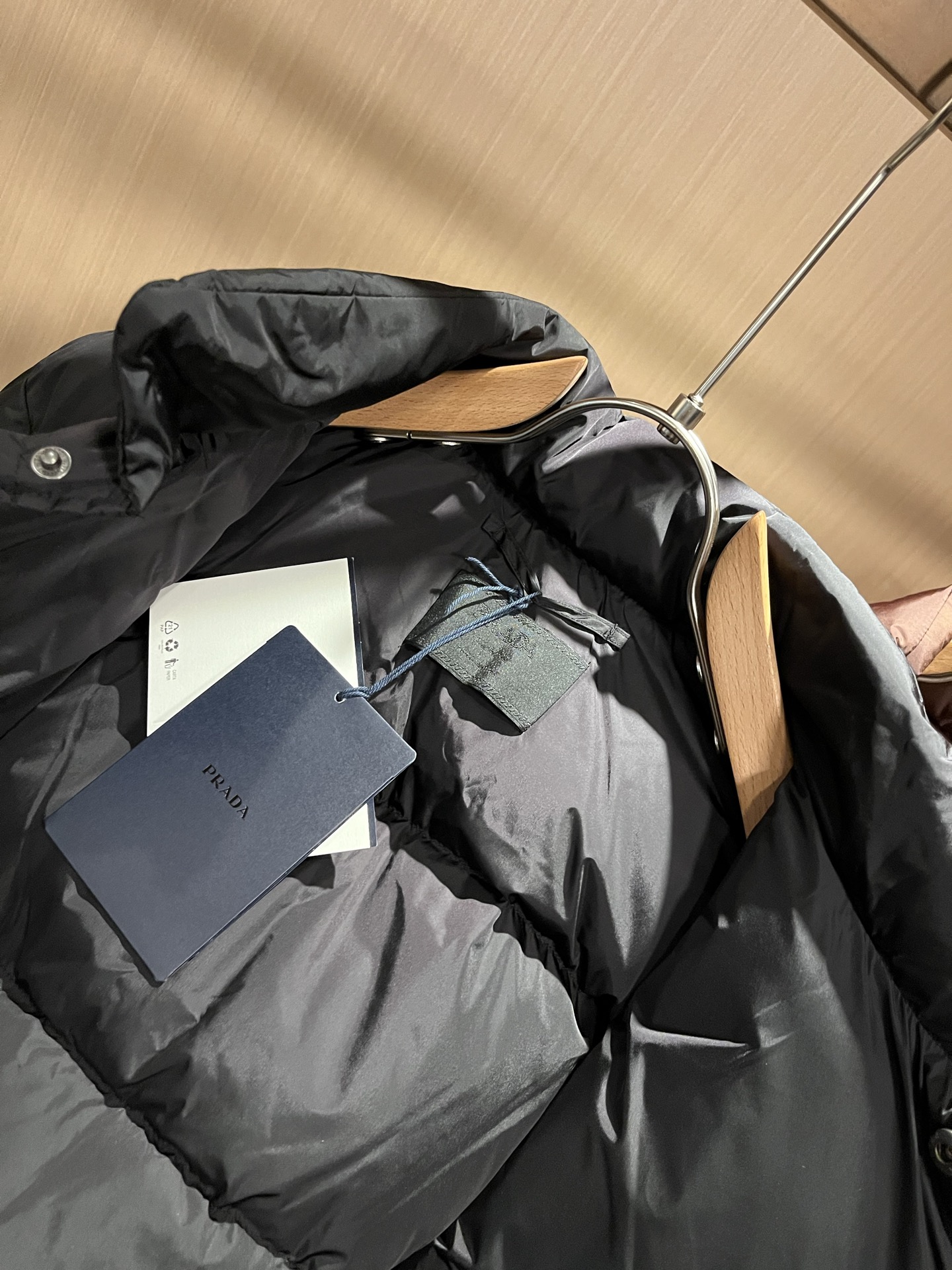 Prad*a 普*达2025秋冬男女同款👫羽绒服夹克外套，现货 Prad* 羽绒面料夹克 防水羽绒服保暖