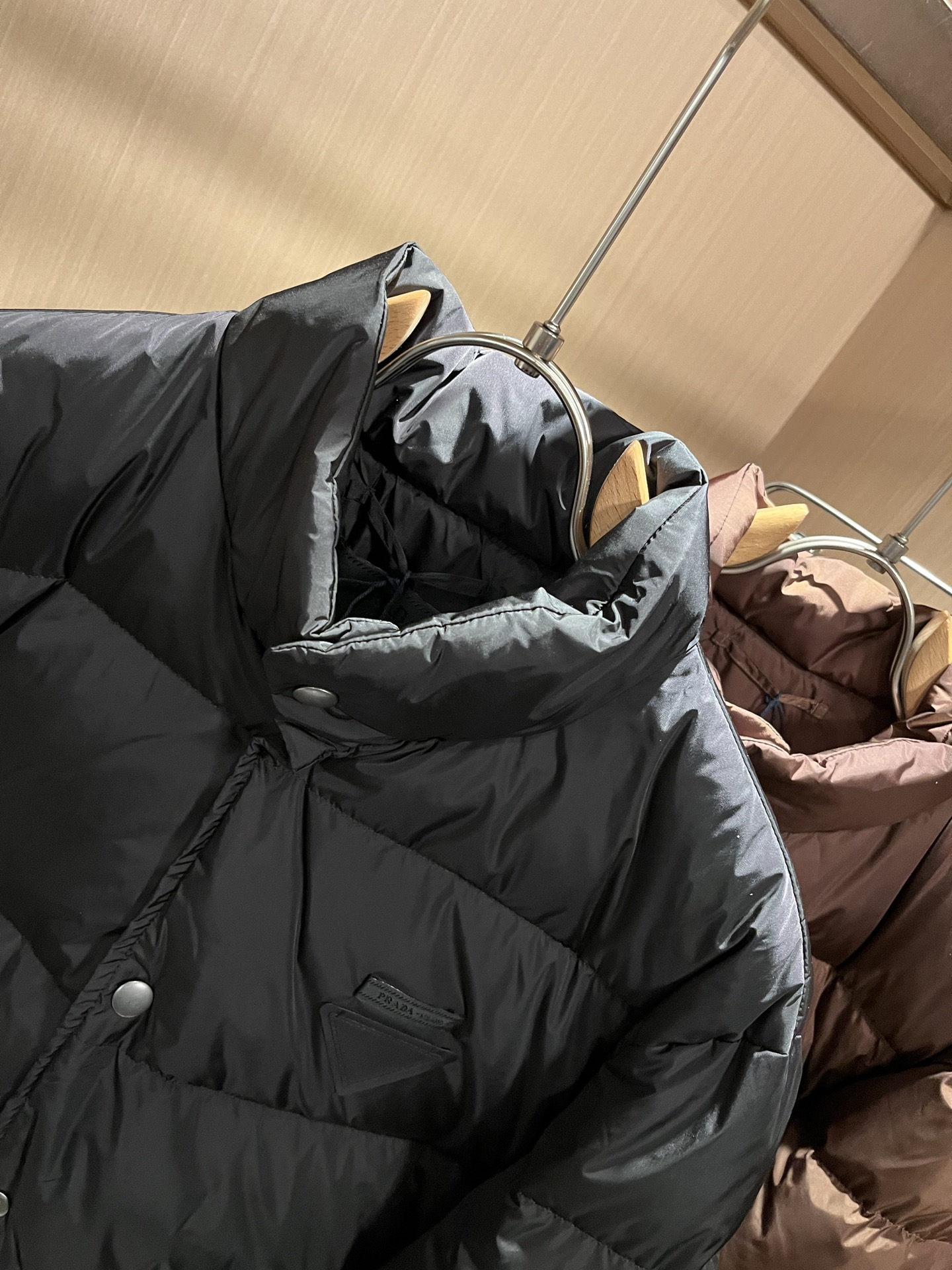 Prad*a 普*达2025秋冬男女同款👫羽绒服夹克外套，现货 Prad* 羽绒面料夹克 防水羽绒服保暖