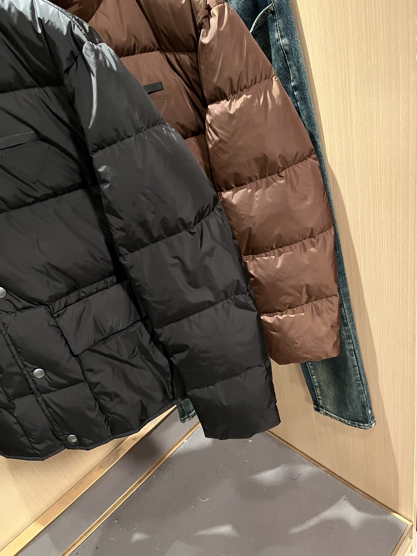 Prad*a 普*达2025秋冬男女同款👫羽绒服夹克外套，现货 Prad* 羽绒面料夹克 防水羽绒服保暖