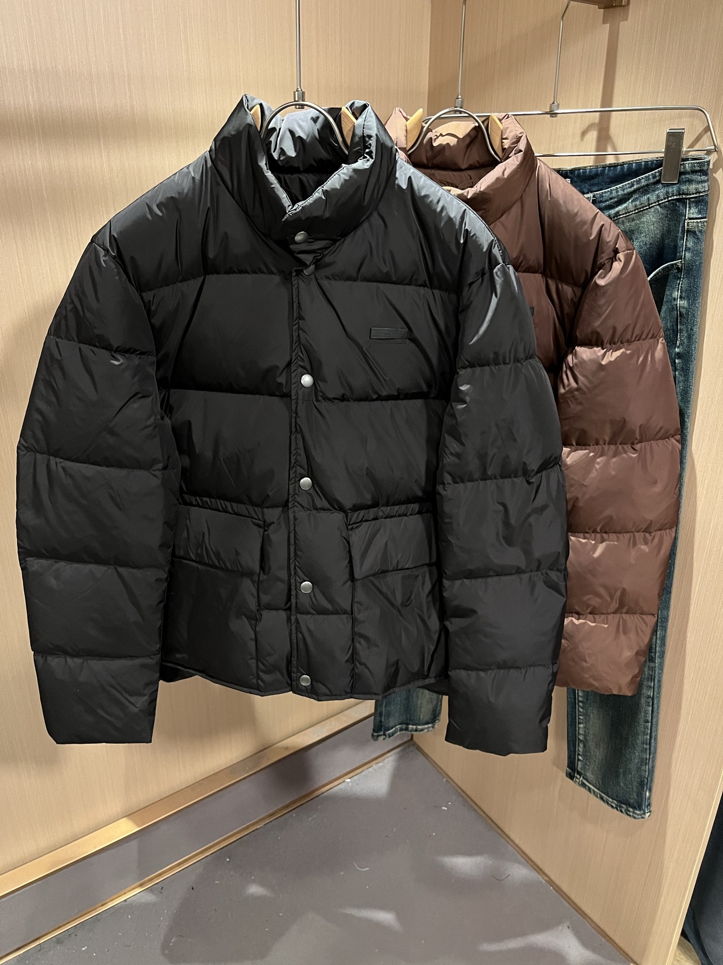 Prad*a 普*达2025秋冬男女同款👫羽绒服夹克外套，现货 Prad* 羽绒面料夹克 防水羽绒服保暖