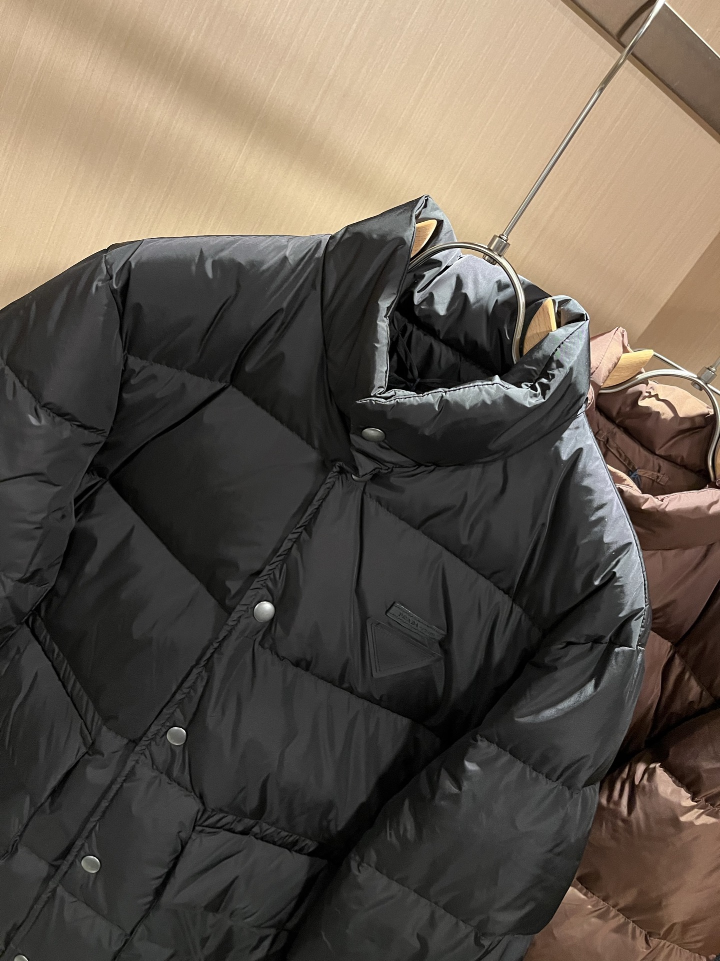 Prad*a 普*达2025秋冬男女同款👫羽绒服夹克外套，现货 Prad* 羽绒面料夹克 防水羽绒服保暖